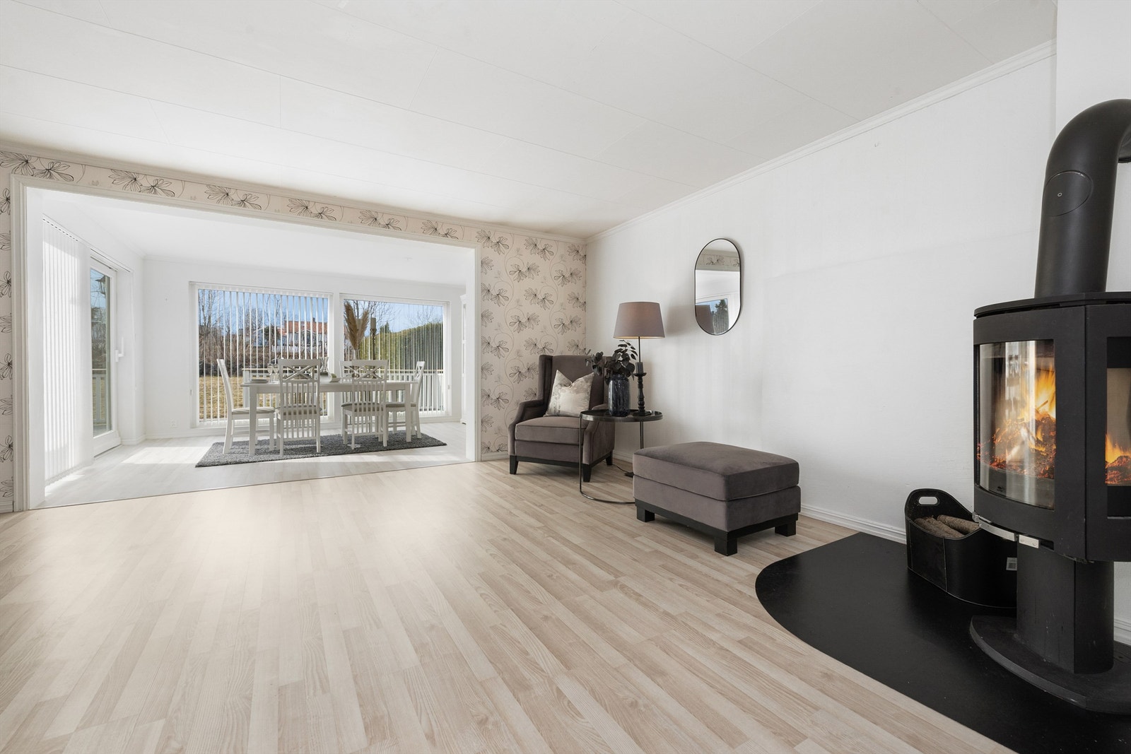 Stuen har deilig peisovn Galleribilde