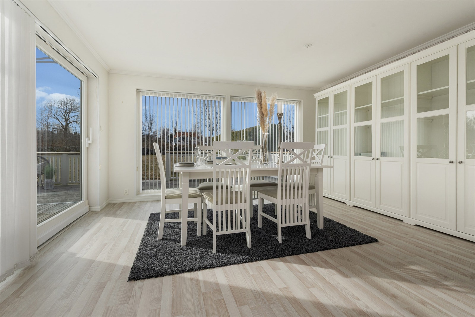 Spisestue med utgang til terrasse mot syd/vest Galleribilde