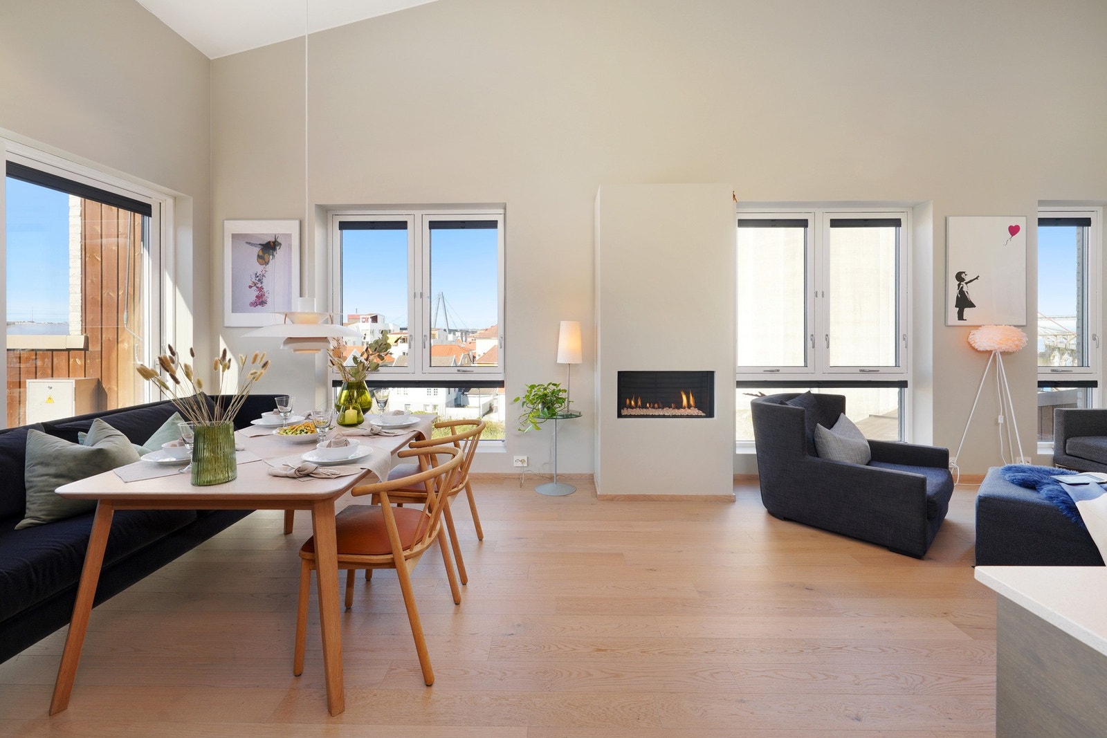 Det er god plass til både salong og spisestue Galleribilde