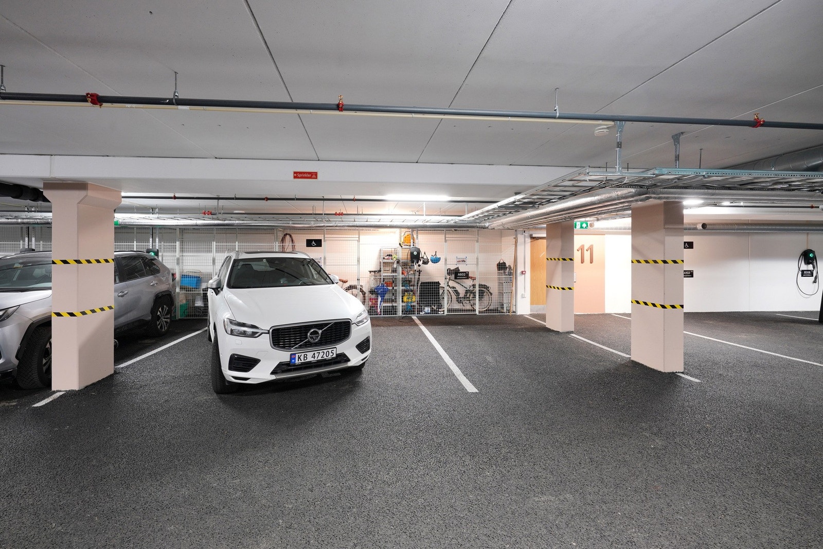 Stor parkeringsplass medfølger. Det er bod i bakkant. Galleribilde