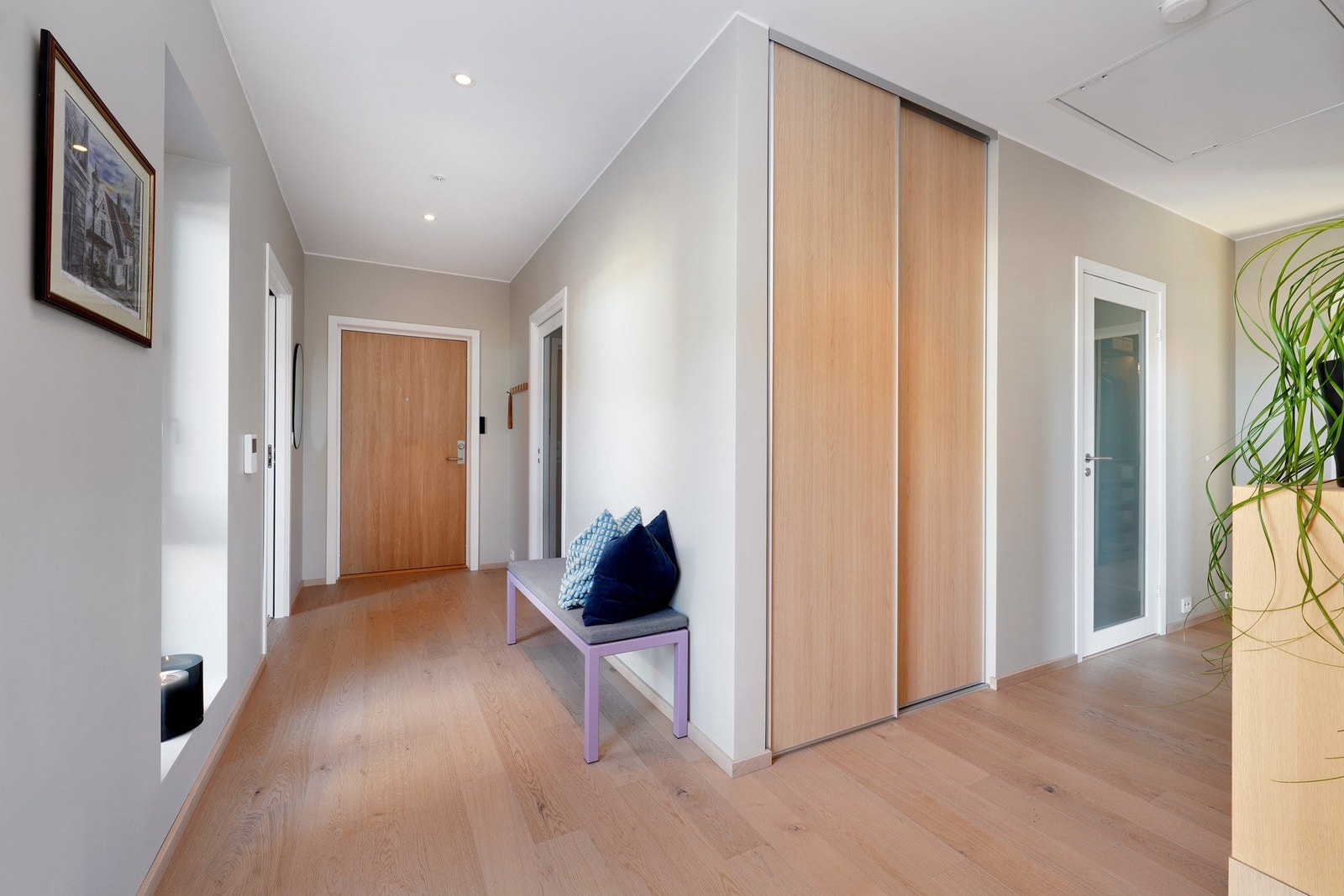 Romslig gang med varme i gulv. Skyvedørsgarderobe Galleribilde
