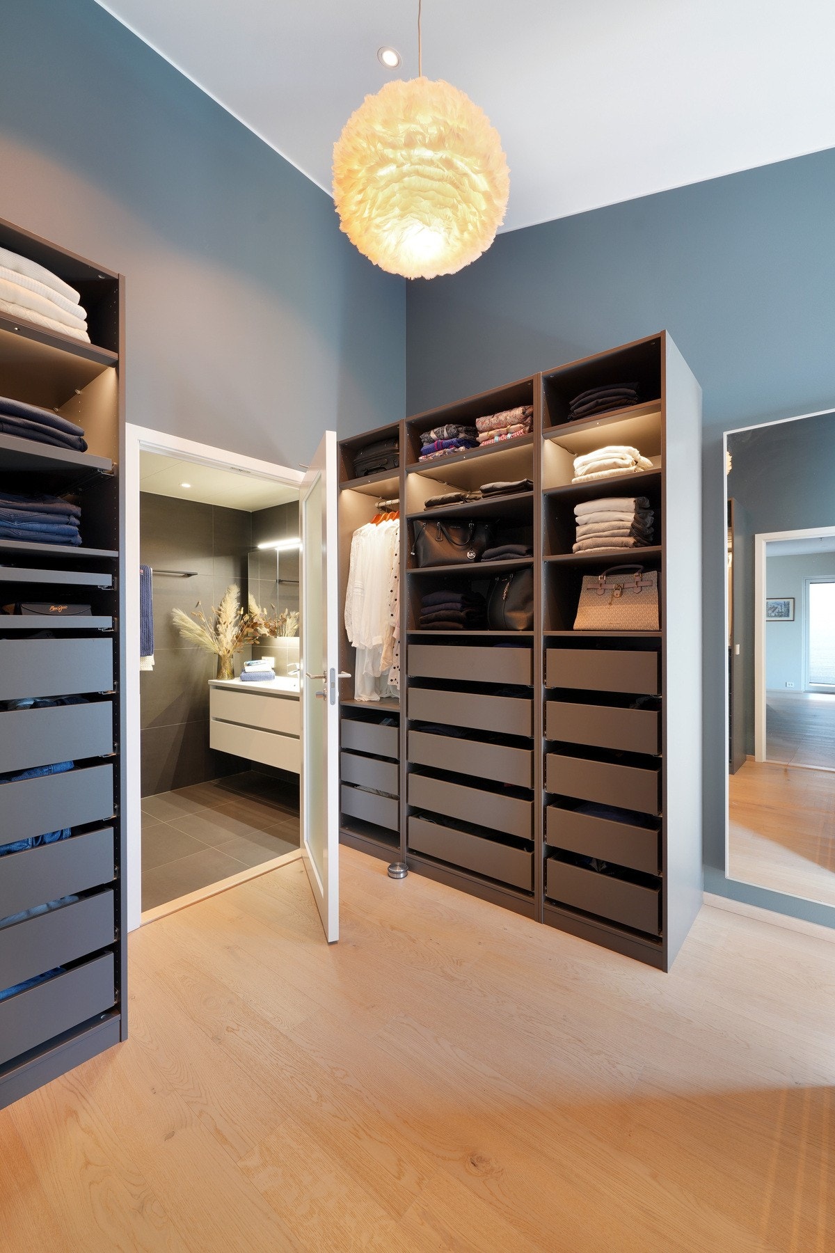 Meget praktisk walk-in-closet Galleribilde