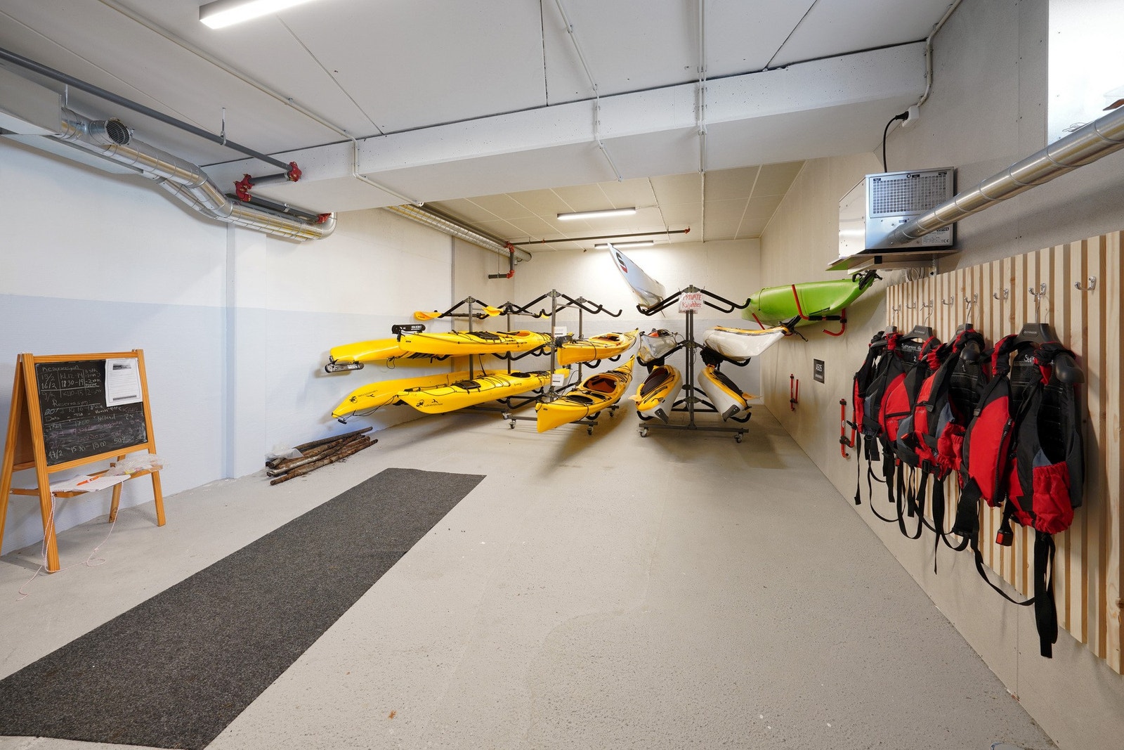 Felles kajakker til låns for alle beboere, eventuelt kan kajakkplasser leies til privat kajakk. Galleribilde