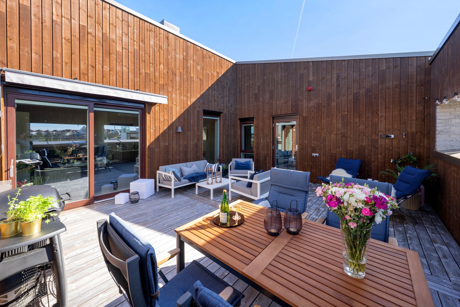 Fra stuen og gangen er det utgang til herlig terrasse Galleribilde