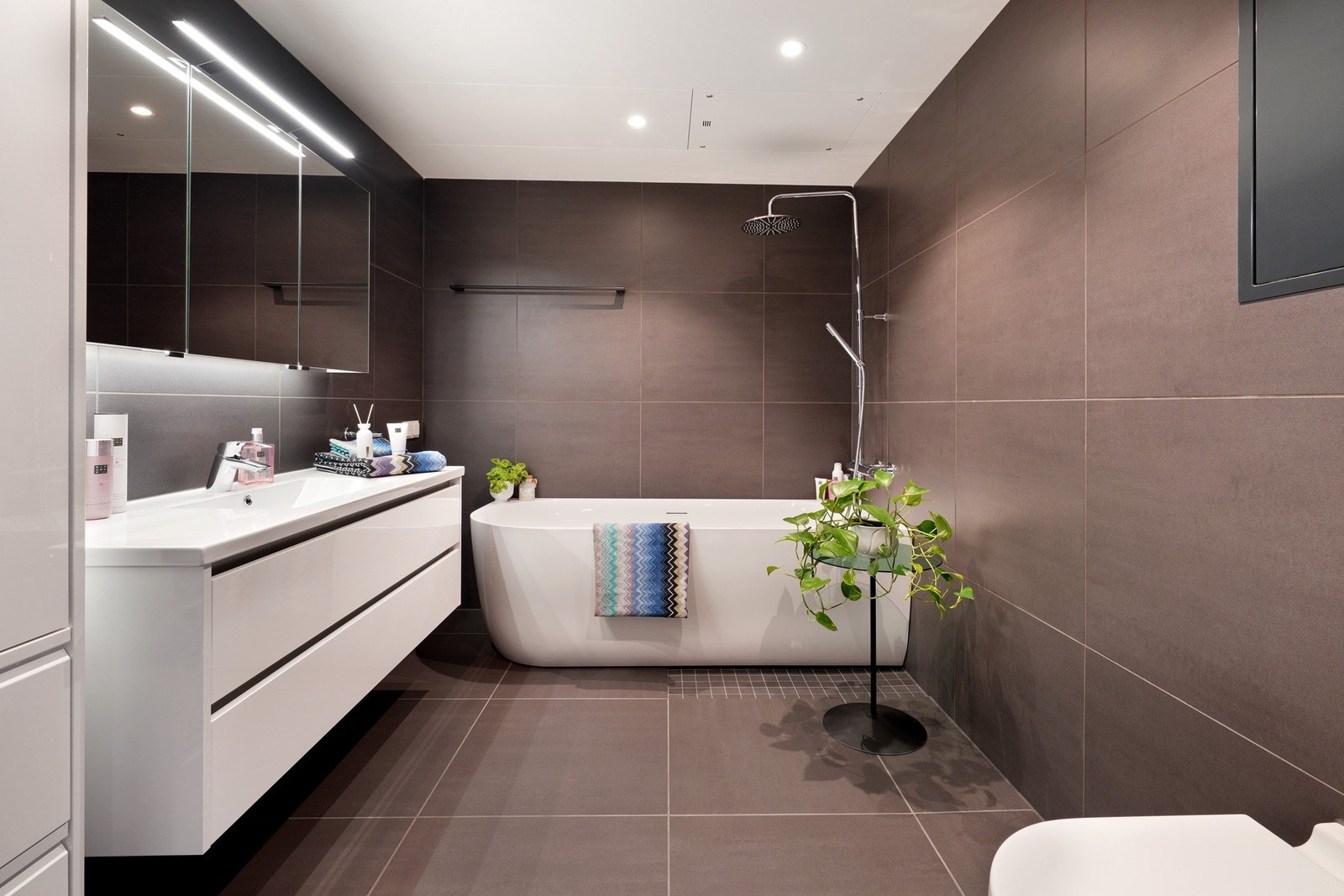 Bad nr. 2 med badekar/dusj og Duravit Starck toalett. Galleribilde