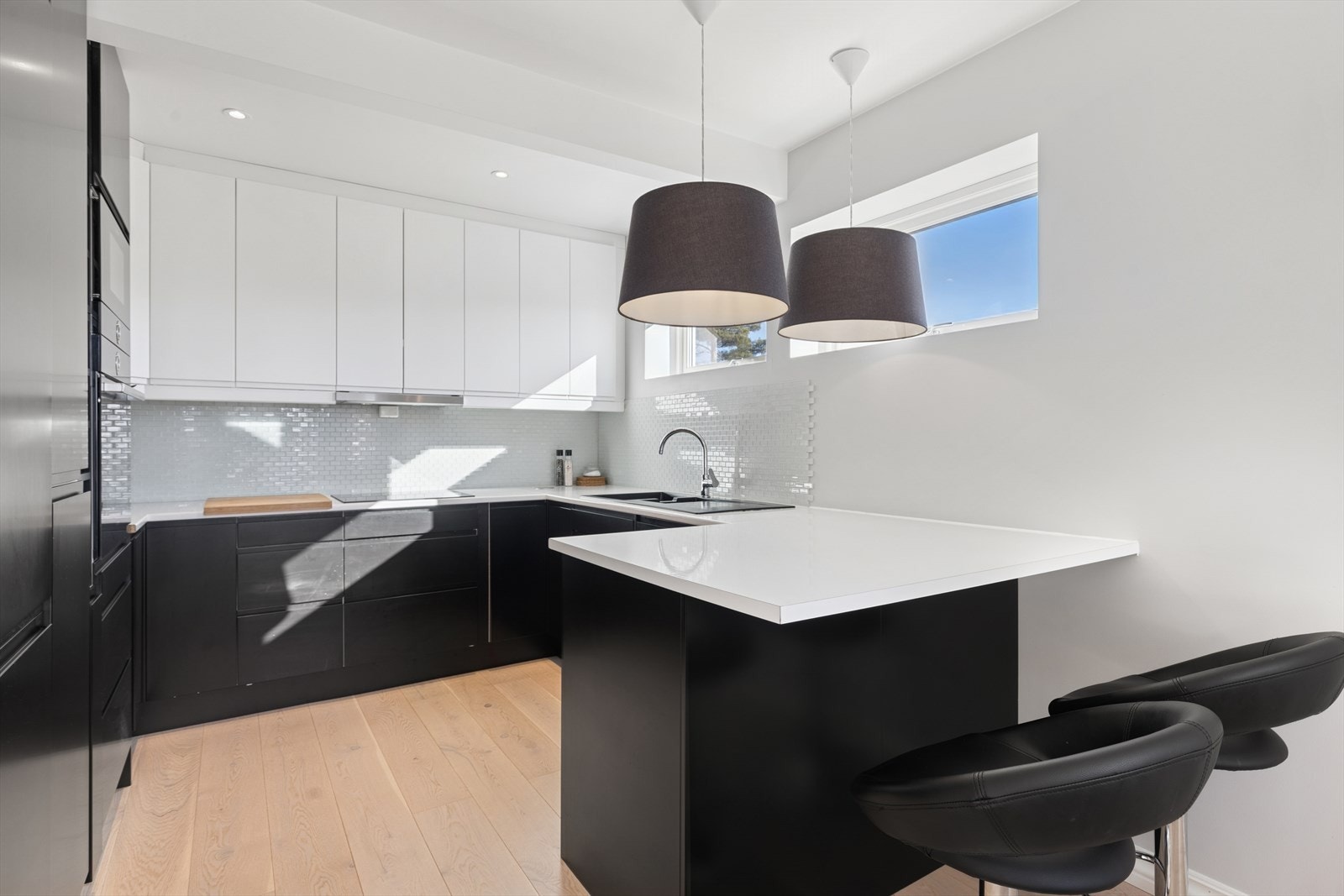 Kjøkkenet har en praktisk barløsning. Galleribilde