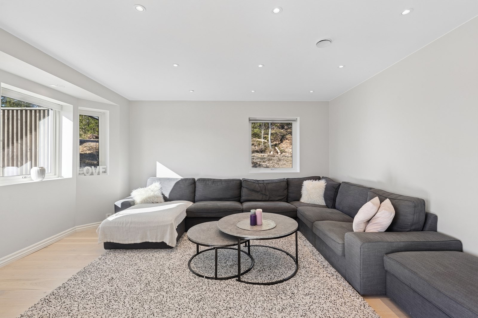 Stilrene malte overflater og downlights i himling. Galleribilde