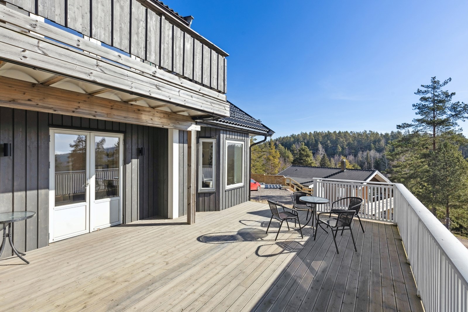 Hytta har en stor og solrik terrasse med utgang fra stue. Galleribilde