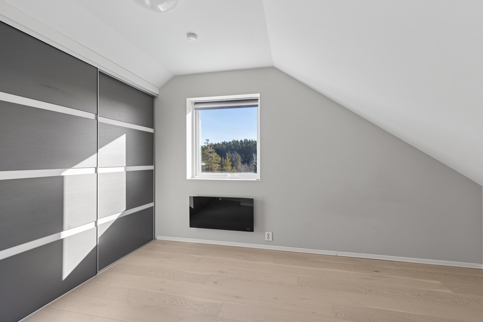 Hovedsoverom i loftsetasjen. Deler av rommet er ikke godkjent, se punkt "ferdigattest" for mer informasjon. Galleribilde