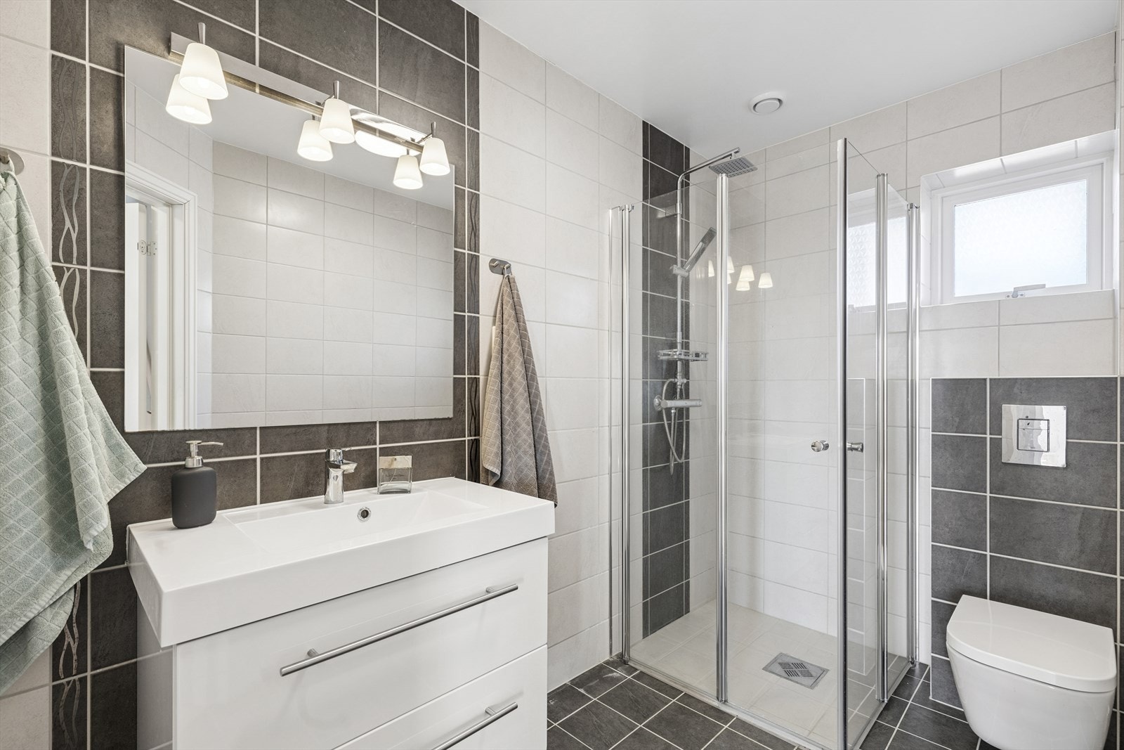 Flislagt baderom i 1. etasje. Galleribilde