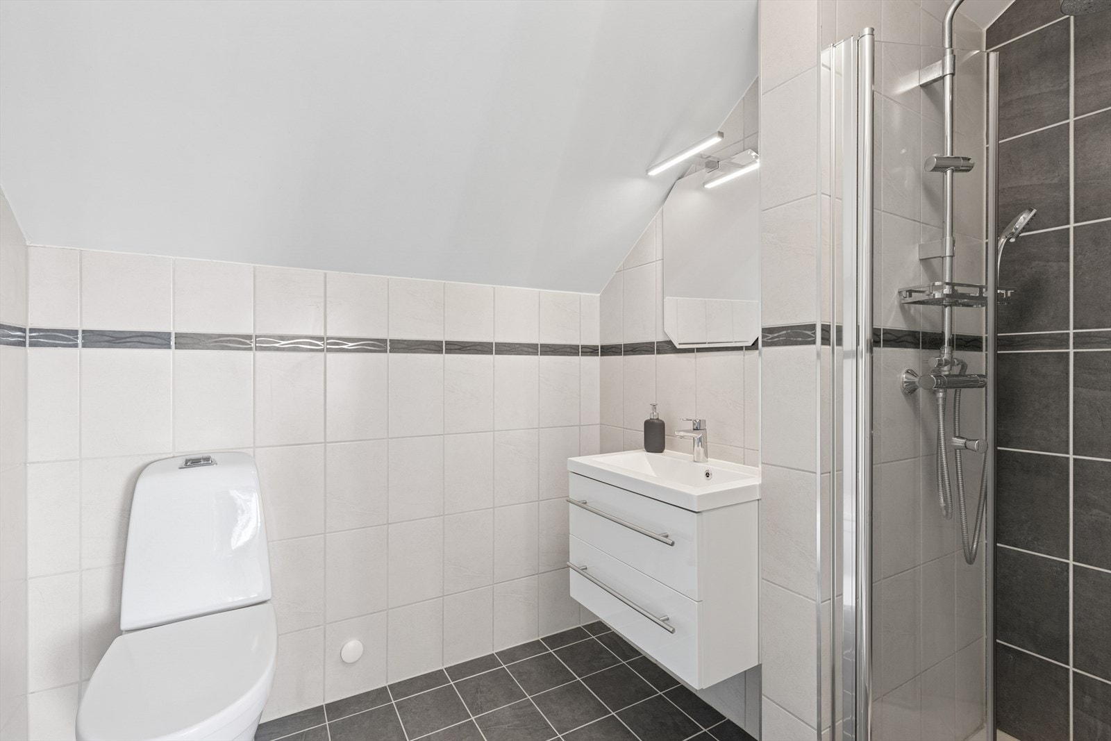 Flislagt baderom i loftsetasjen. Galleribilde