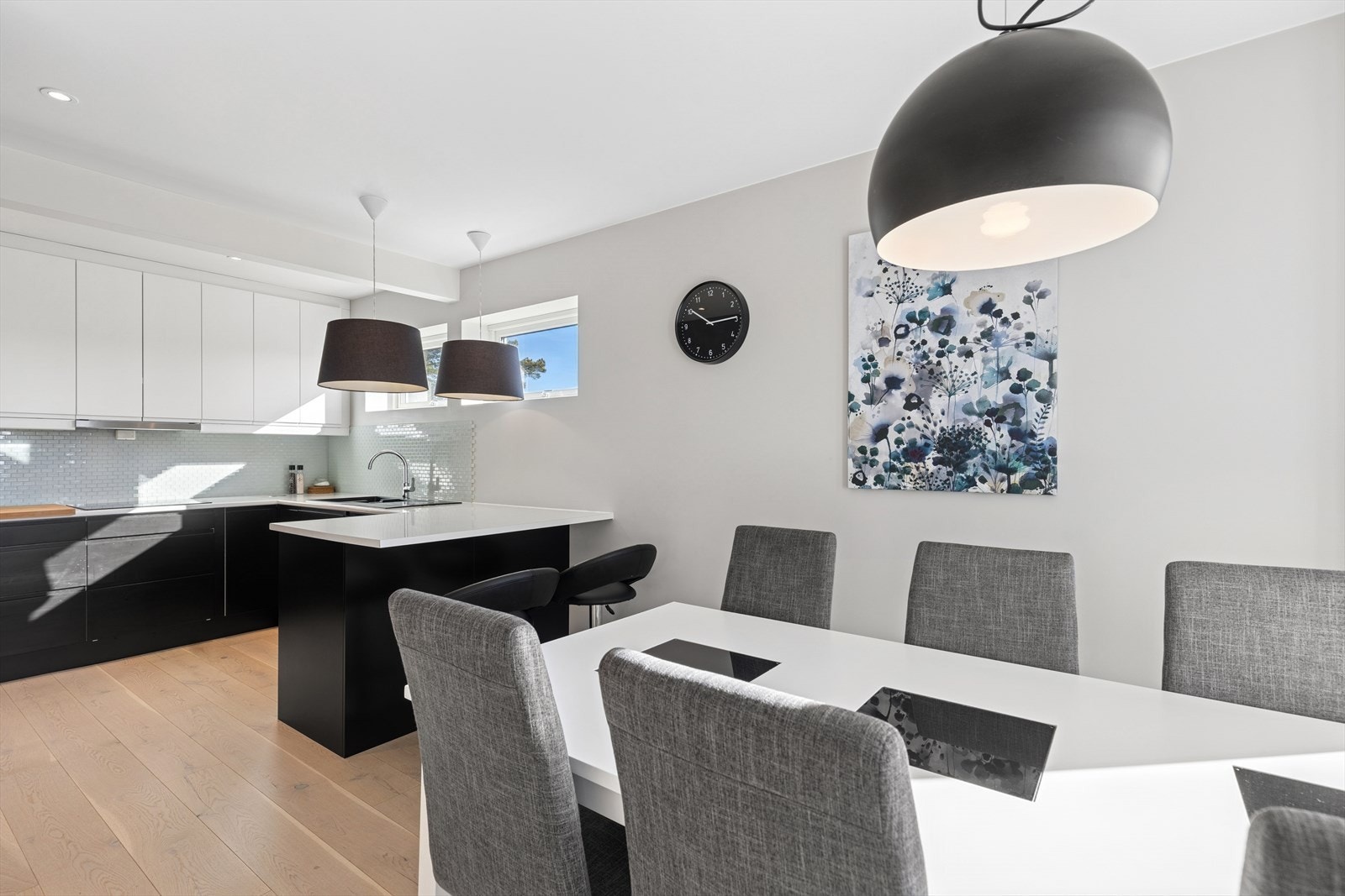 Kjøkkenet ligger i åpen løsning mot stuen/spisestuen. Galleribilde