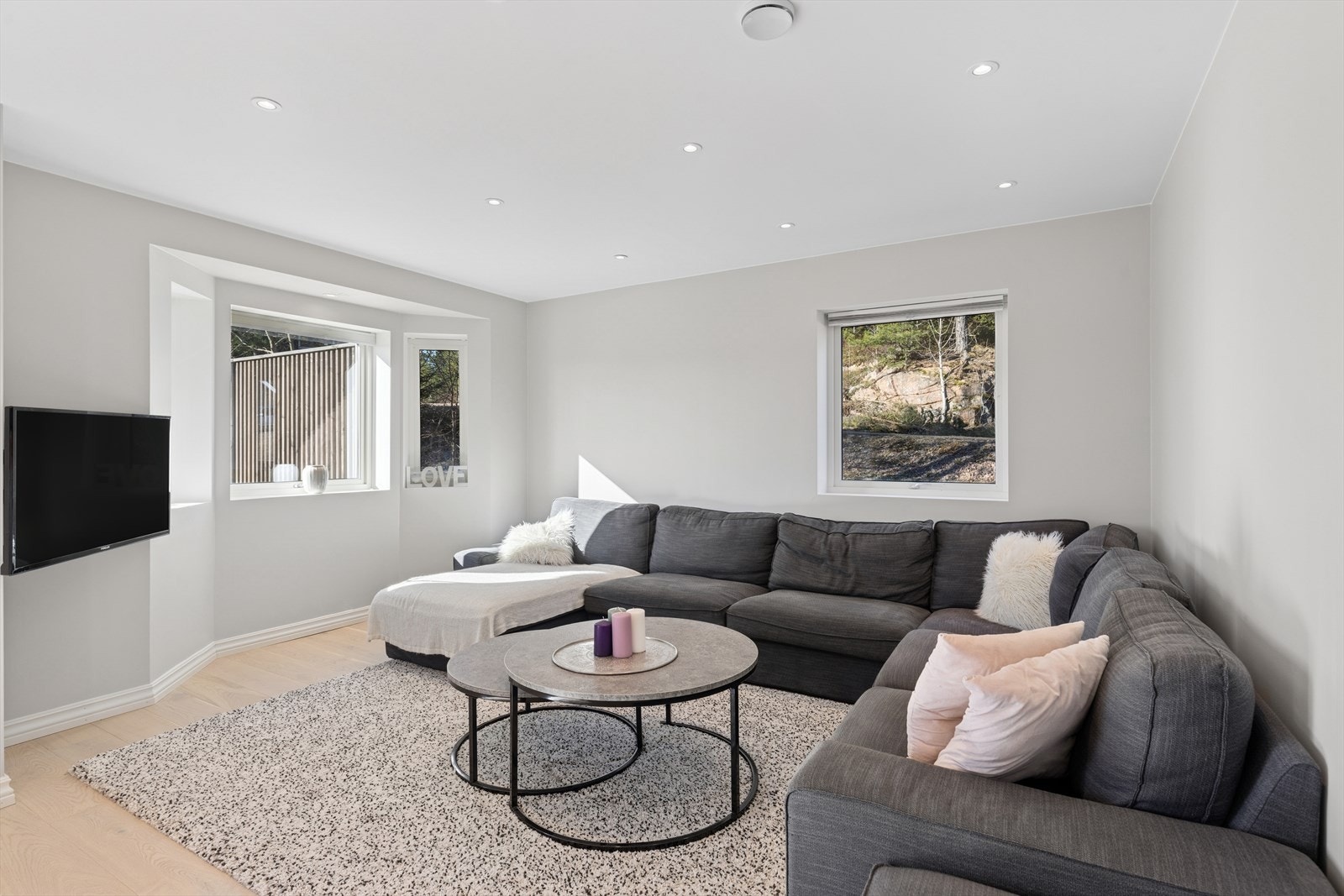 Stuen er hyttas naturlige samlingspunkt. Galleribilde