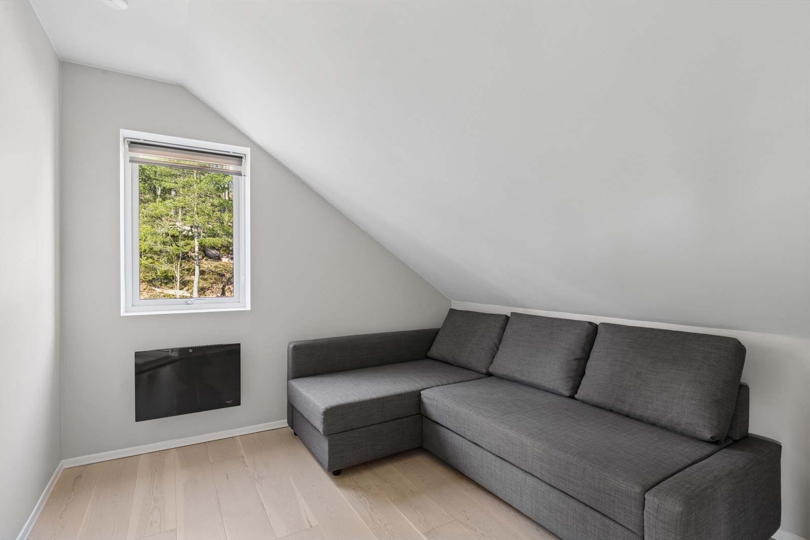 Barnevennlig planløsning med tre av fire soverom på samme plan. Galleribilde