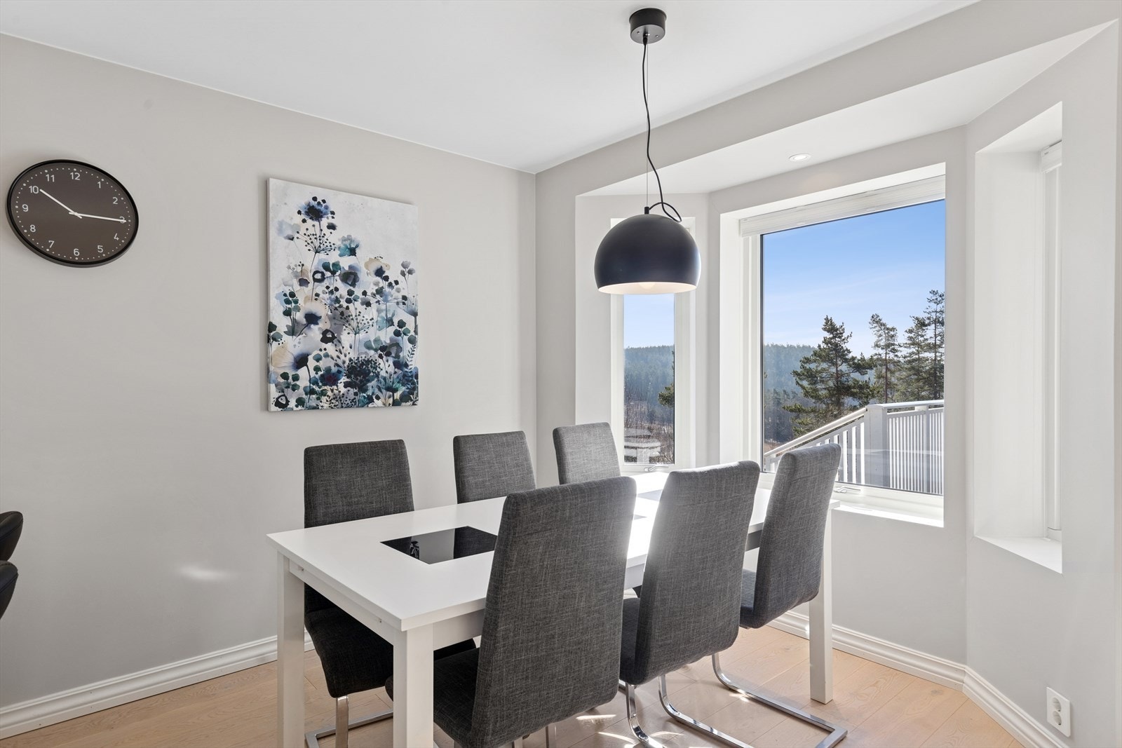 Her er det plass til hele familien rundt middagsbordet. Galleribilde