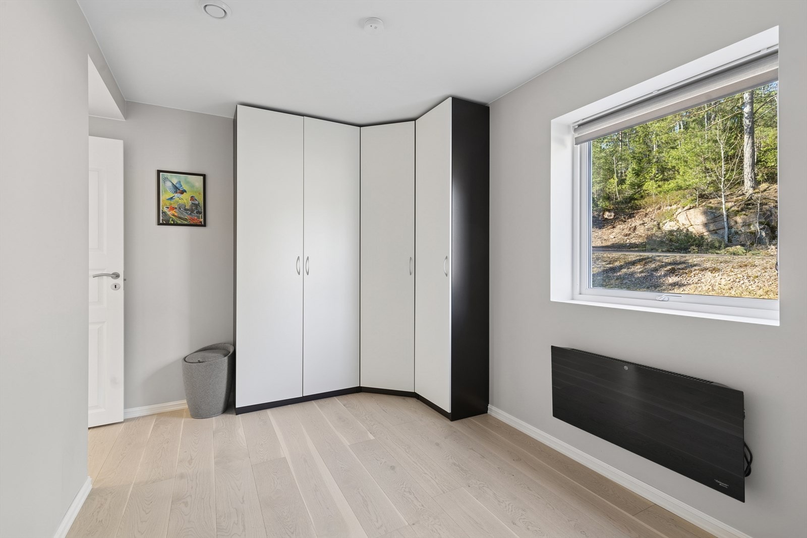 Godt med oppbevaringsplass i medfølgende skap på soverom i 1. etasje. Galleribilde