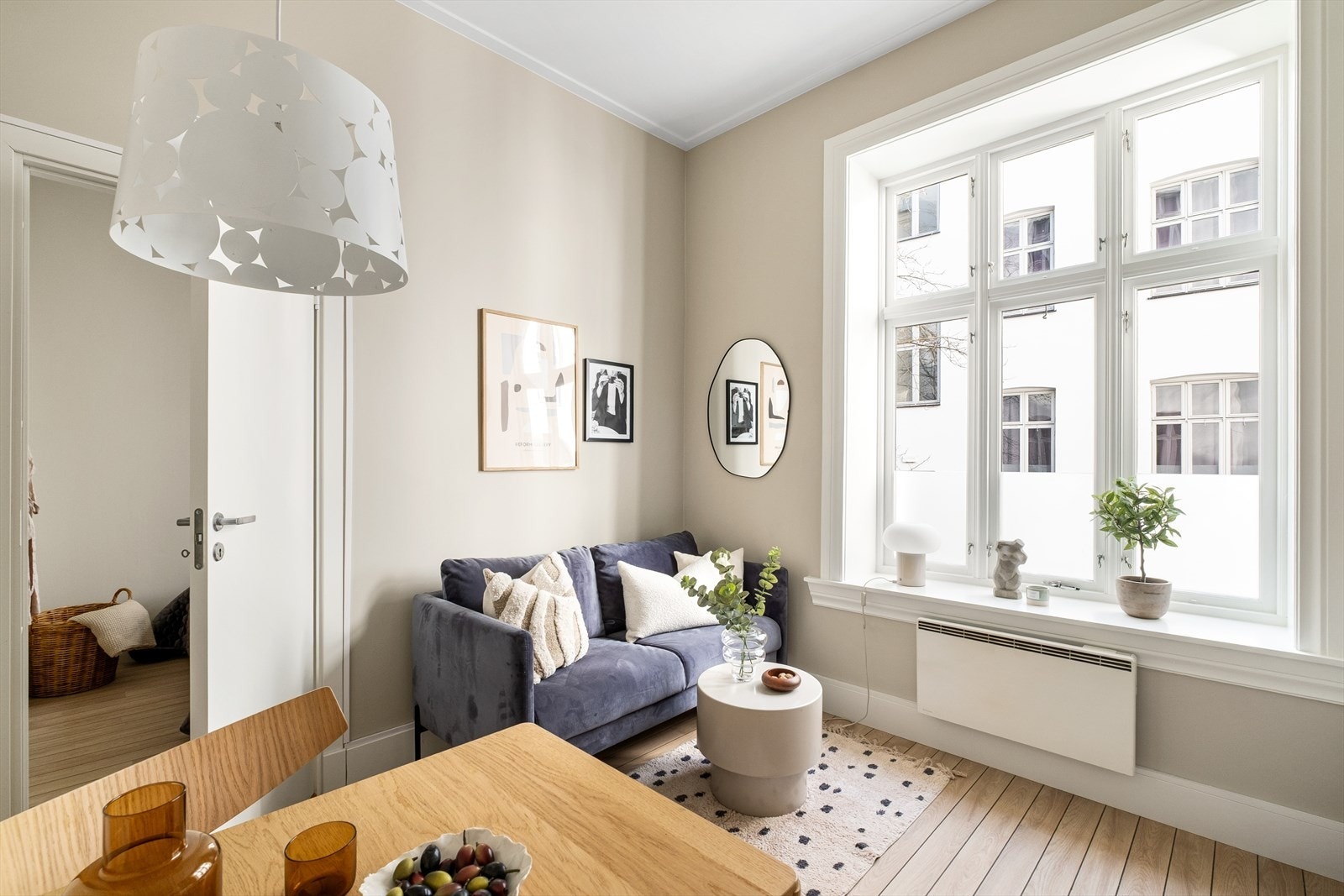 Leiligheten er malt i delikate og tidsriktige farger. Galleribilde