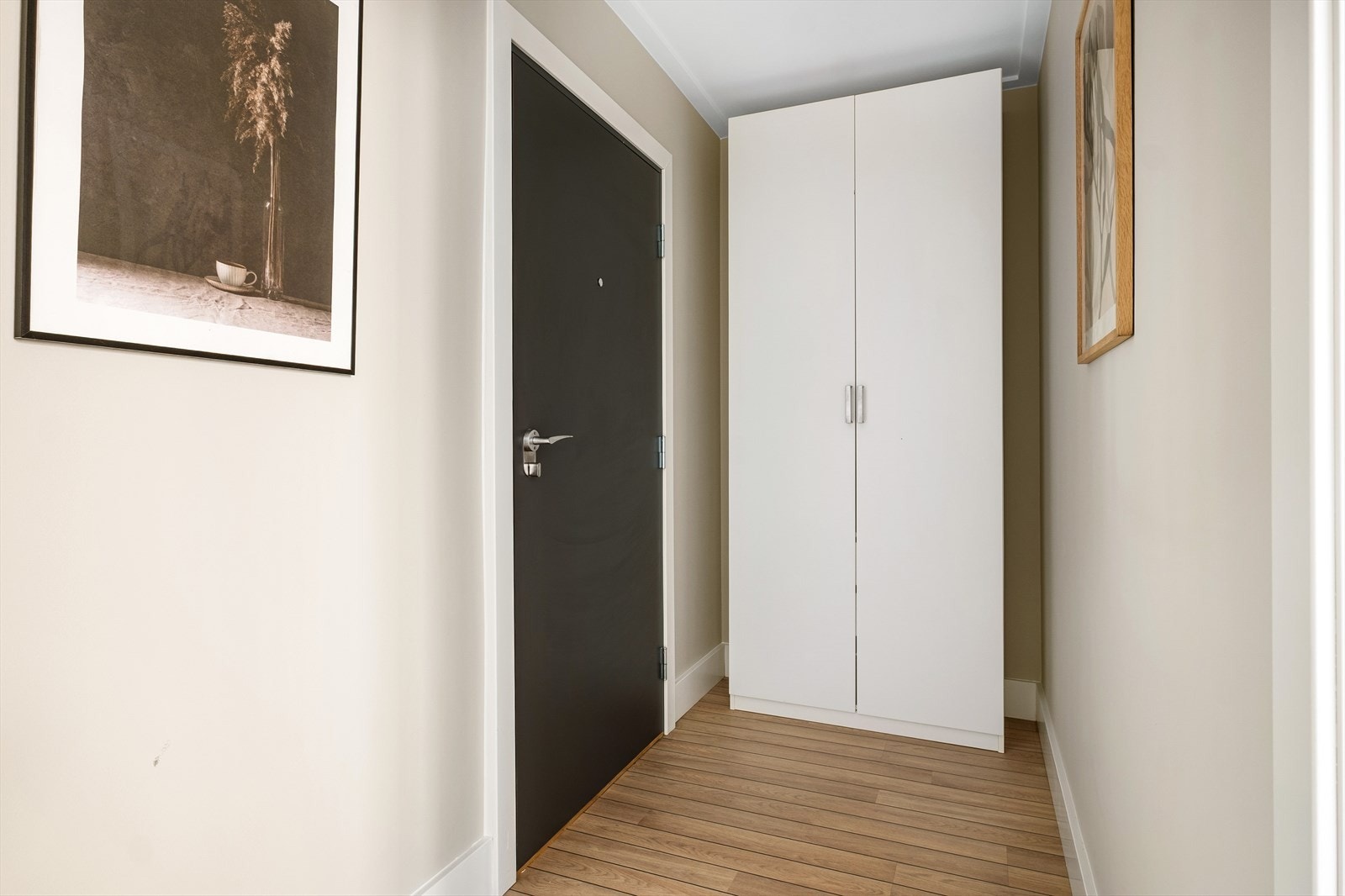 Lys og innbydende entré med plass til sko og yttertøy. Galleribilde