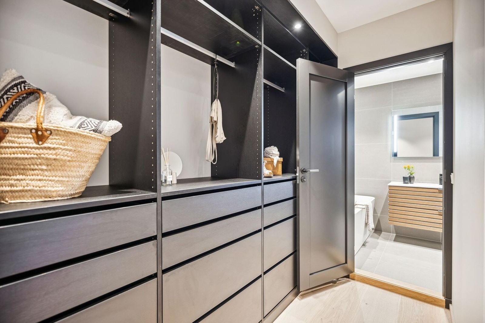 Selger tilbyr å montere minikjøkken i hybel for kostnad på inntil kr. 50.000 inkl. montering/snekkerarbeide hvis ønskelig. Galleribilde