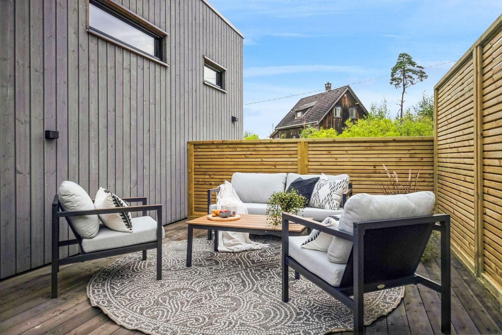Sydvest- og sydøstvendt terrasse i trekonstruksjon, med adkomst fra stue i 2. etasje, ca. 34 m². Galleribilde