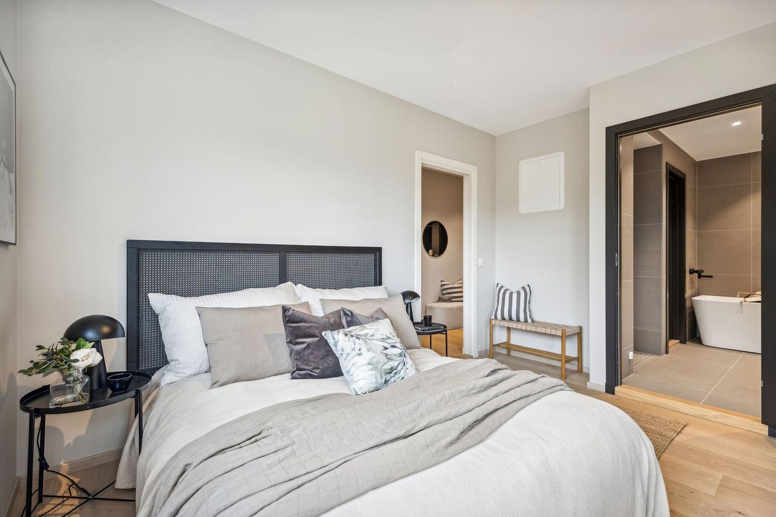 Stort og luftig hovedsoverom med direkte adkomst til stort bad. Galleribilde