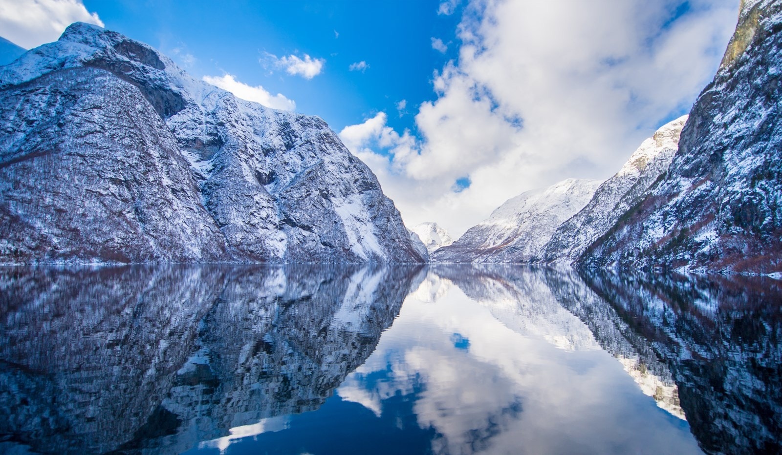 Avstanden til Sognefjorden og Hardangerfjorden er kort. Galleribilde