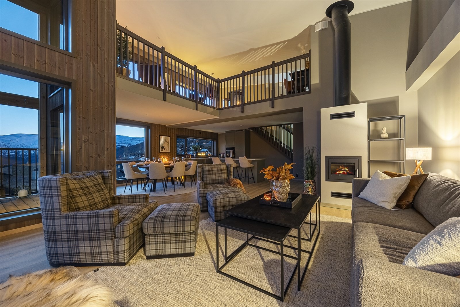 Stuen, med sin innebygde peisovn, gir en følelse av hyttekos og varme, og er det perfekte stedet for å samle seg rundt på kalde dager. Galleribilde