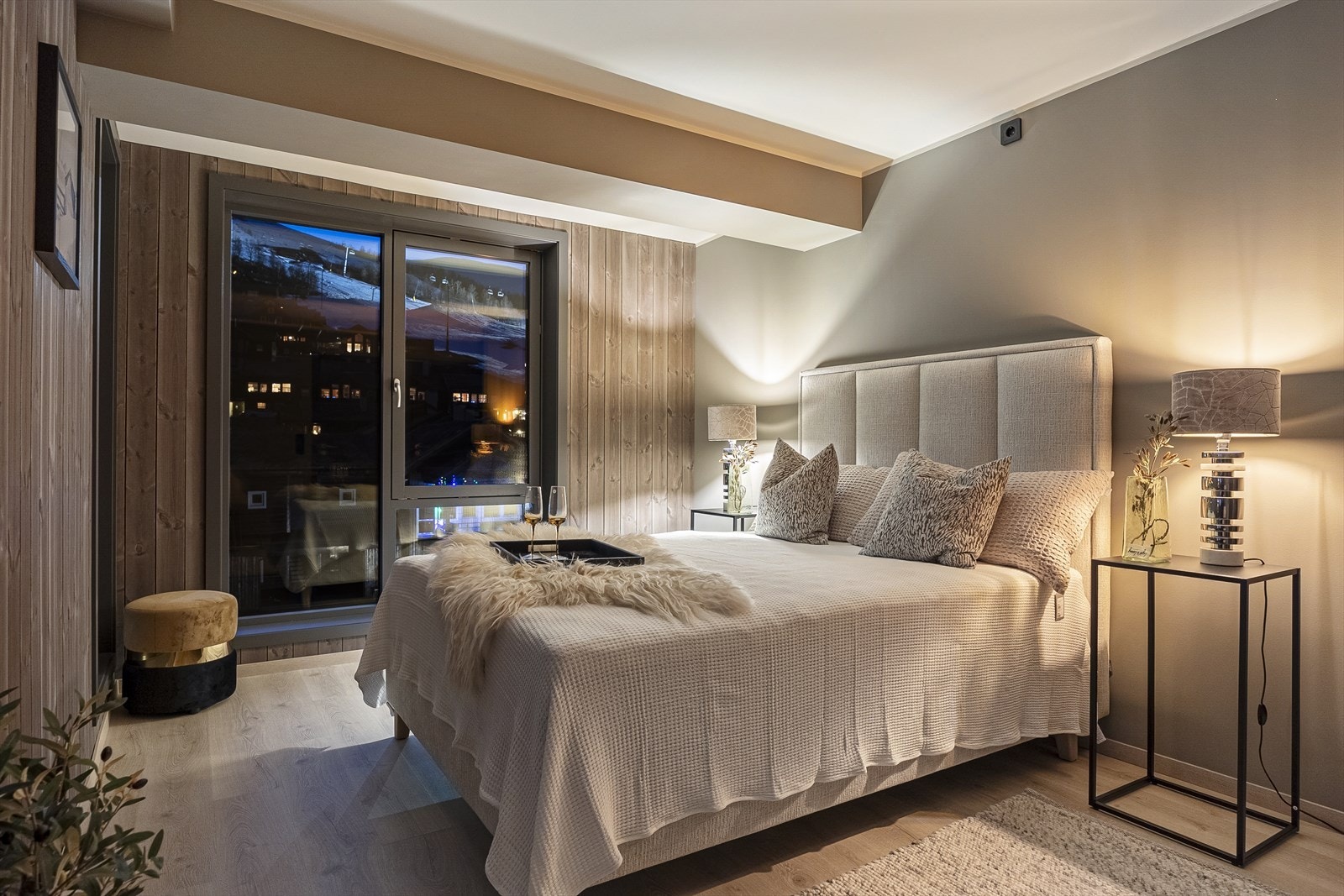 Soverom 1 er romslig med god plass til det du måtte ønske av møblement. Galleribilde