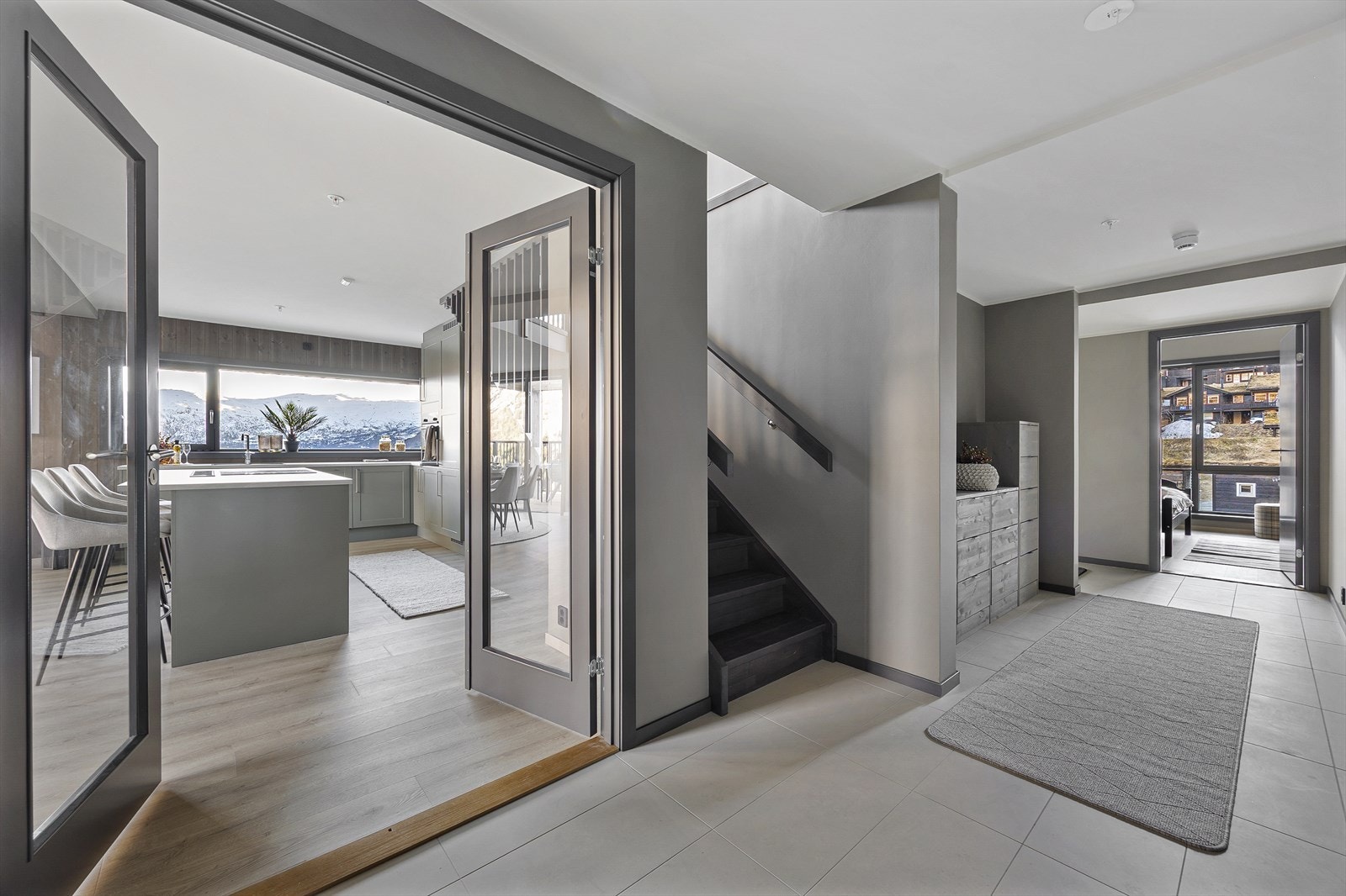 Det er vannbåren varme på gulv i entré, stue og kjøkken. Galleribilde