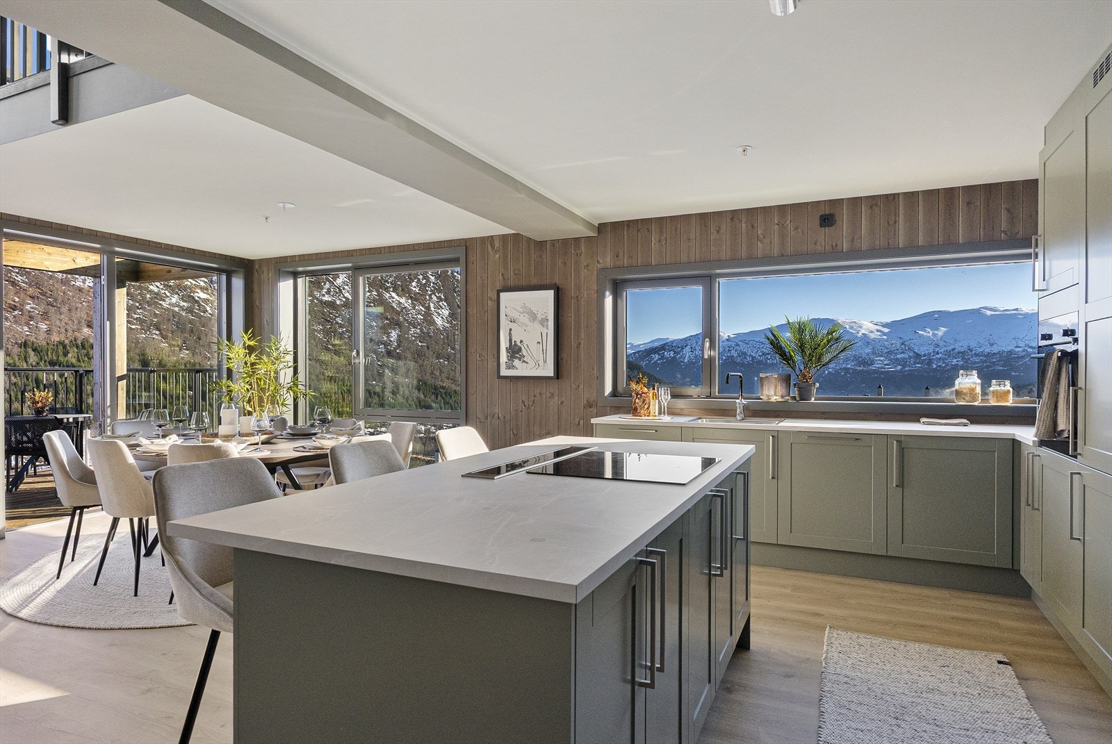 I tillegg til estetikk, er det lagt vekt på funksjonalitet med god oppbevaring og benkeplass til å jobbe på. Her kan du enkelt imponere med kulinariske ferdigheter. Galleribilde