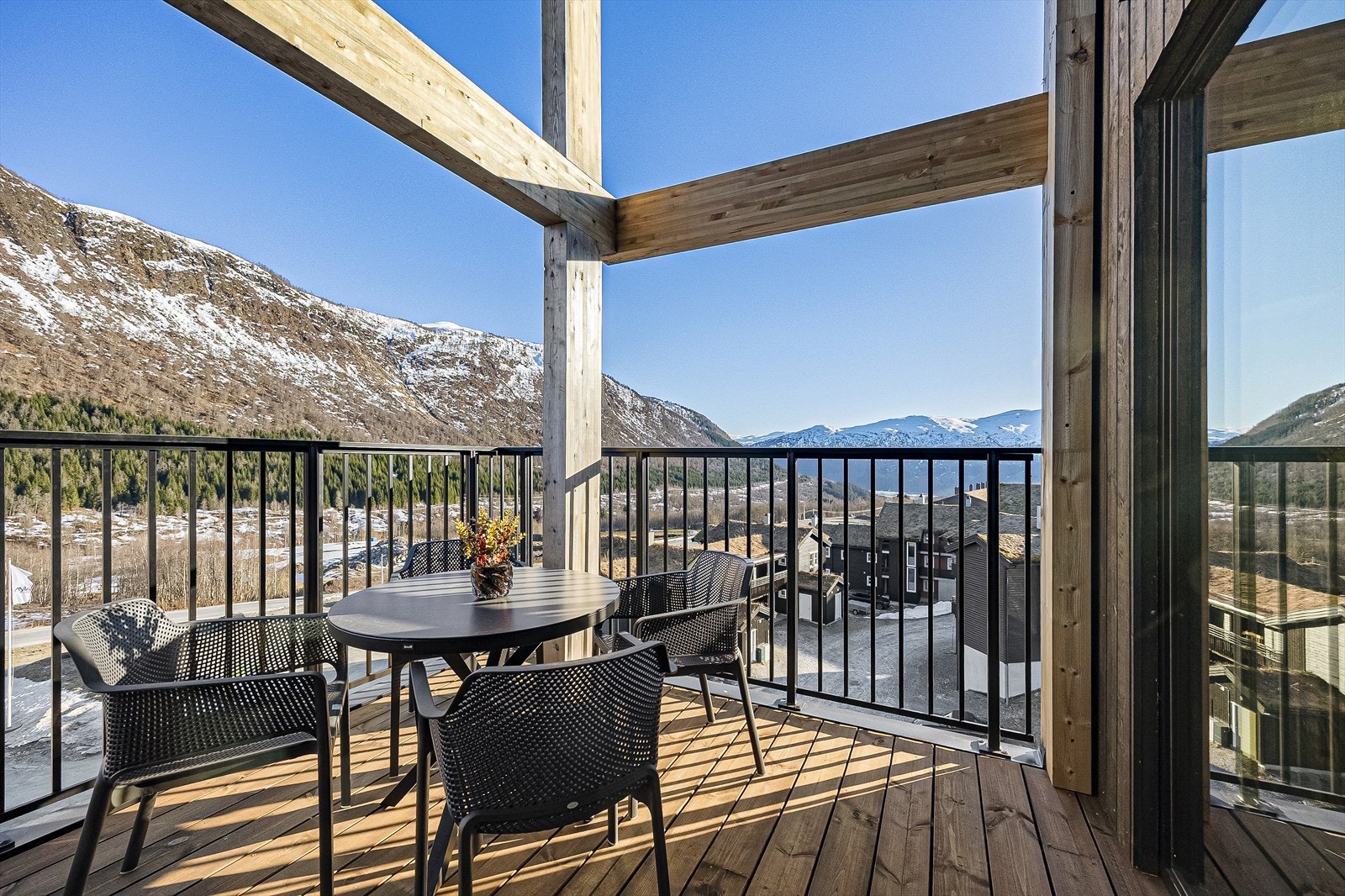 Ut fra spisestuen finner du en innbydende balkong, med vakker utsikt nedover dalen. Her har du gode solforhold! Galleribilde