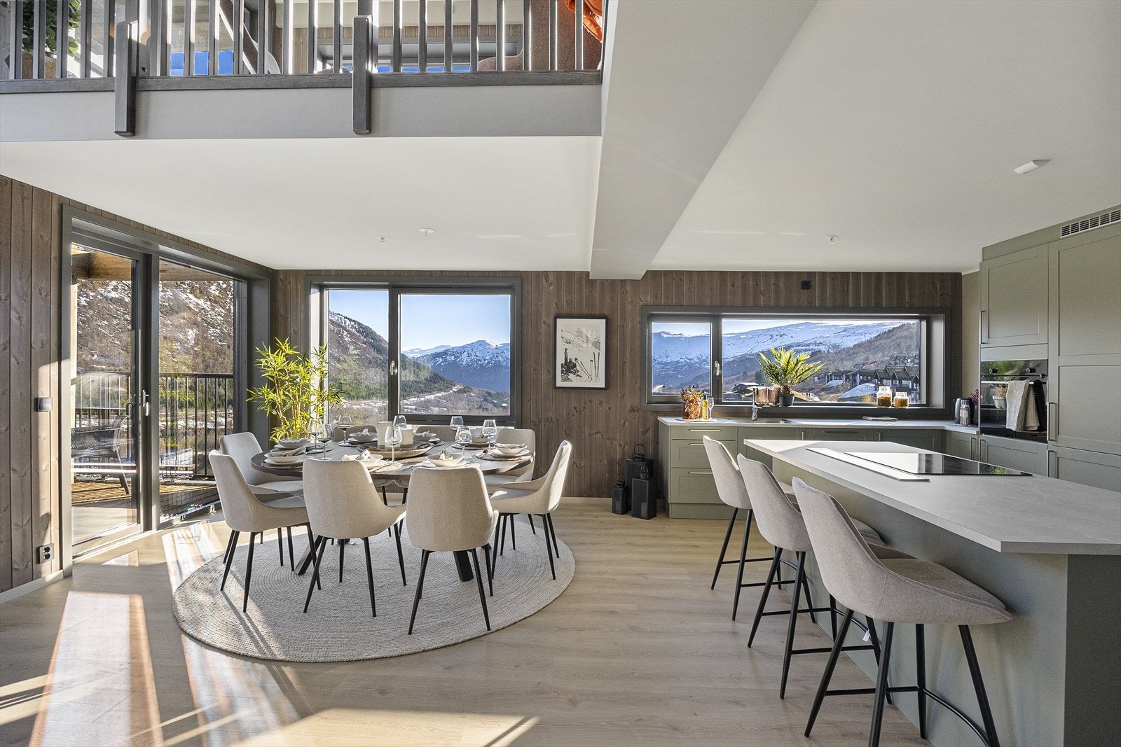 Fra kjøkken/spisestue kan du sammen med familie og venner, nyte den fantastiske utsikten over omgivelsene rundt. Galleribilde