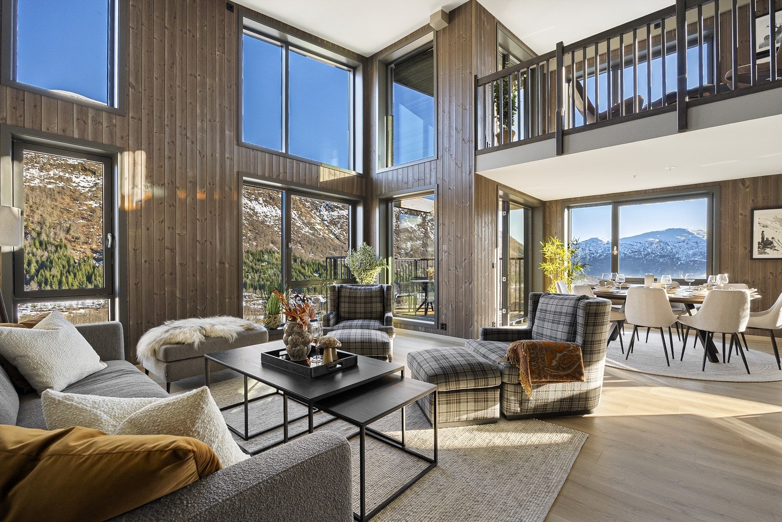 Leiligheten har praktfulle vindusflater som sørger for rikelig med lysinnslipp. Galleribilde