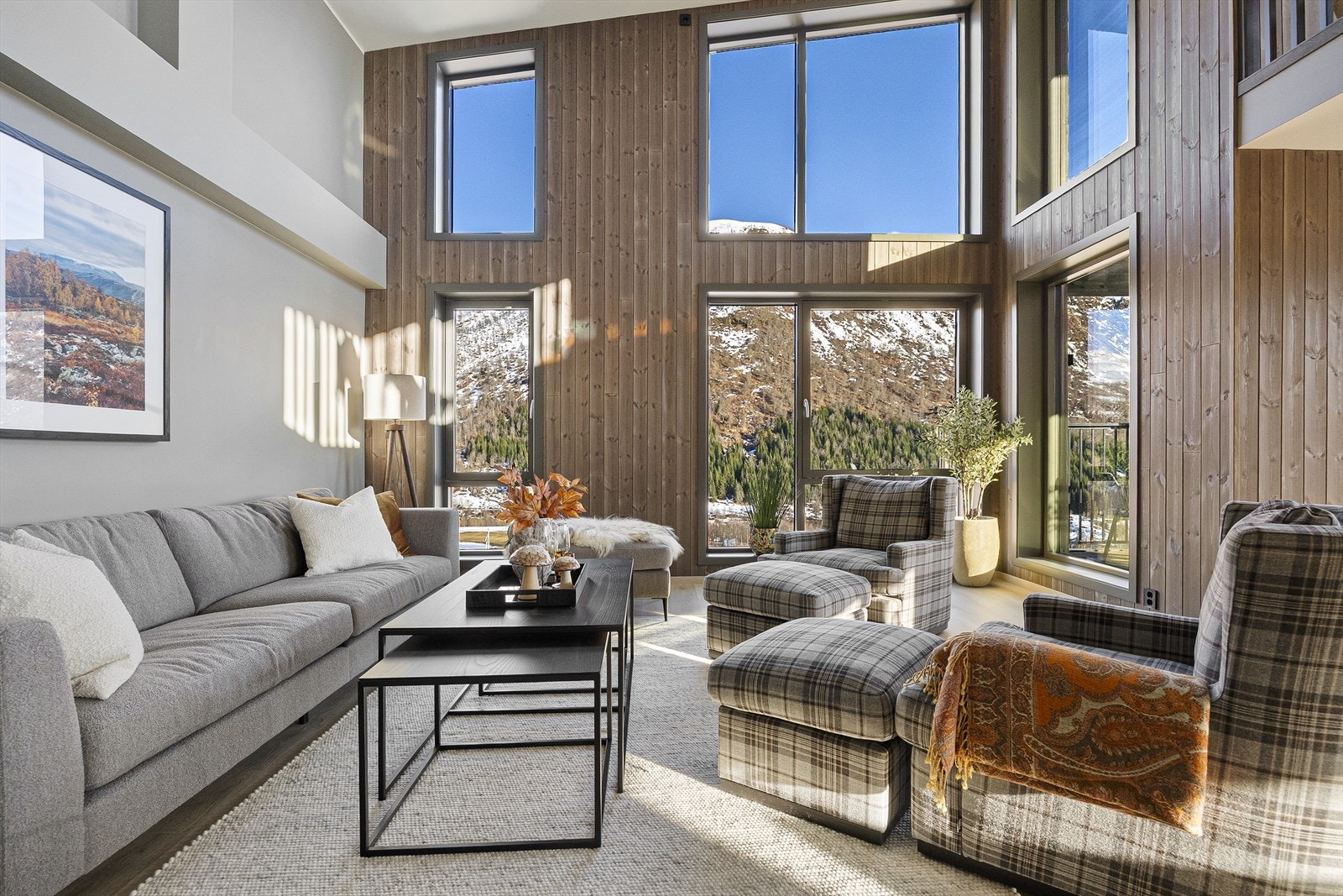 I stuen har du god plass til ønsket innredning. Her kan du skape en behagelig og sosial sone. Galleribilde