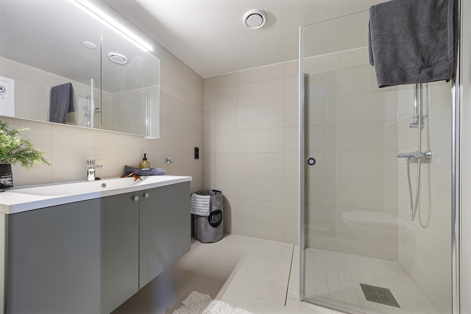 Leiligheten har tre lekre bad med nydelige overflater og fliser på gulv og vegg. To av badene er i denne etasjen. Galleribilde