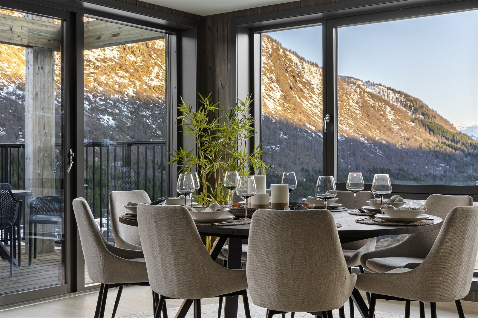 Leiligheten har god plass til spisebord, og dette er et perfekt sted for sosiale sammenkomster eller rolige kvelder. Galleribilde