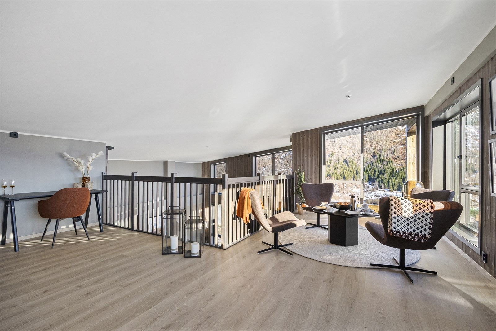 Her er det god plass til en hyggelig sittegruppe og kontorplass. Galleribilde