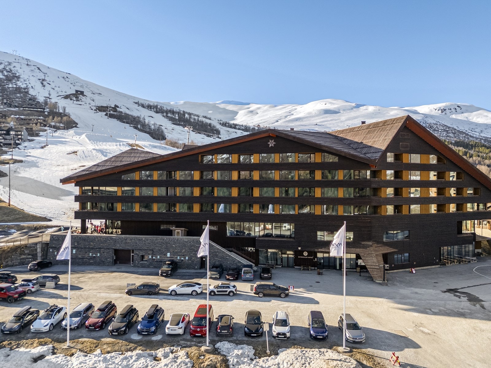 Myrkdalen Hotel ligger rett ved. Og her kan du nyte en bedre middag! Galleribilde