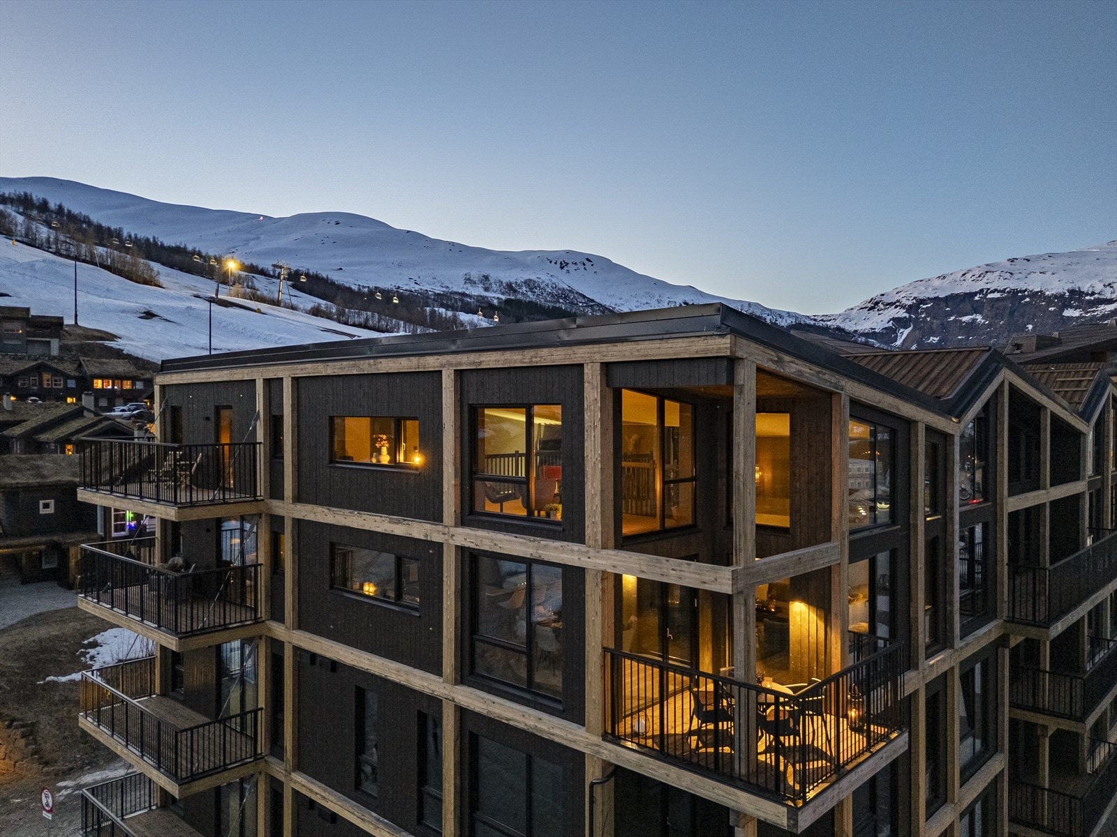 Leiligheten sett utenifra om kvelden. Galleribilde