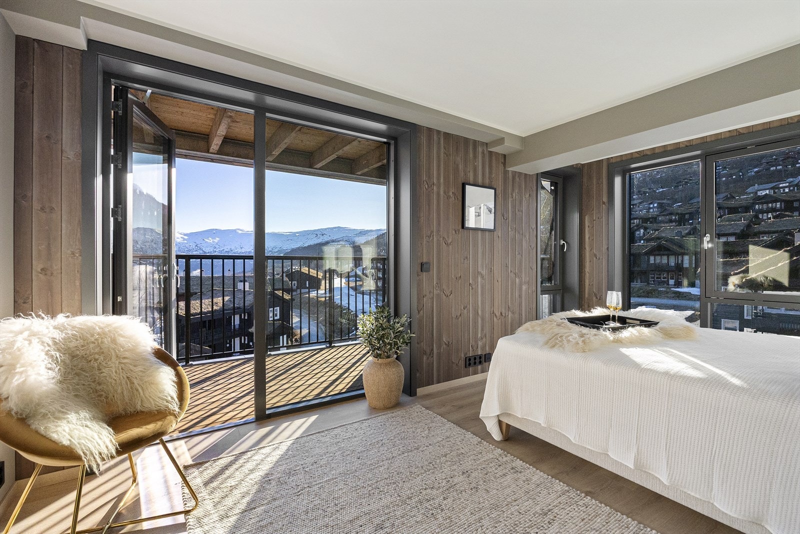 Soverommet har en har en stor balkong på hele 10 kvm, hvor du kan sitte å nyte i solveggen. Galleribilde