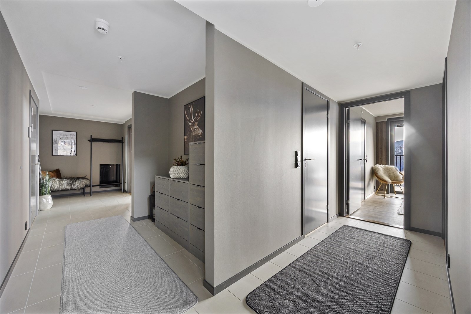 I gang/ entré er det lagt opp til rom for ønsket garderobeløsning. Gangen leder til tre av fire soverom. Galleribilde