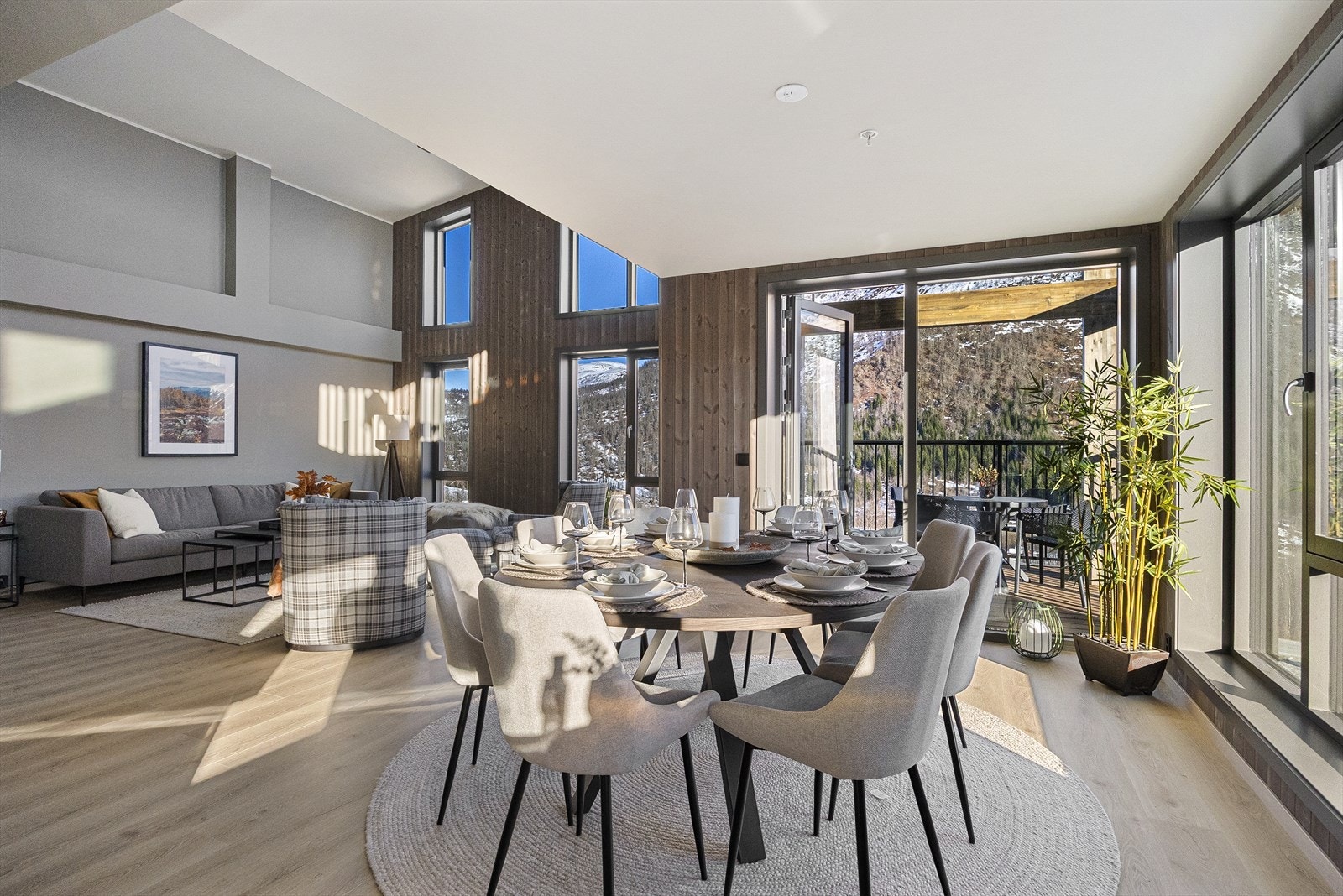 Hovedoppholdsrommet er innbydende og romslig, med en åpen stue- og kjøkkenløsning som er naturlig inndelt i soner. Galleribilde