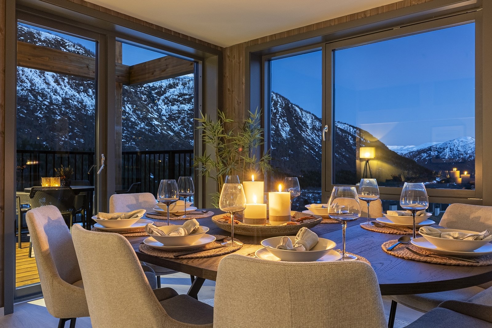 Om kvelden byr leiligheten på en behagelig og koselig atmosfære. Galleribilde