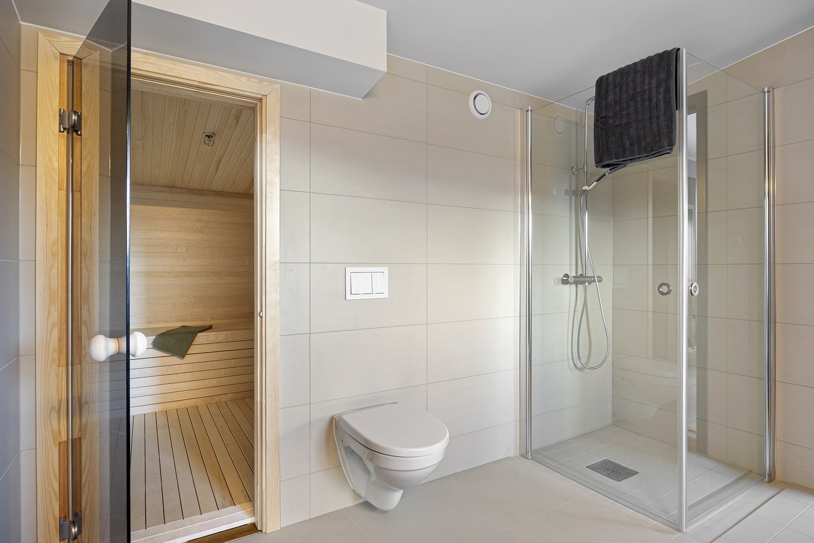 Baderommet har en egen sauna, som gir en spafølelse i egen leilighet! Her er alt tilrettelagt for avslappende og behagelige morgener. Galleribilde