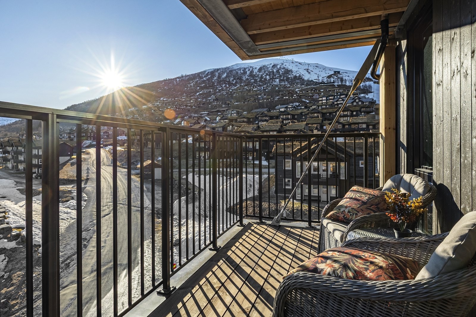 Størrelsen på balkongen gir gode muligheter for innredning med ønskede utemøbler. Galleribilde