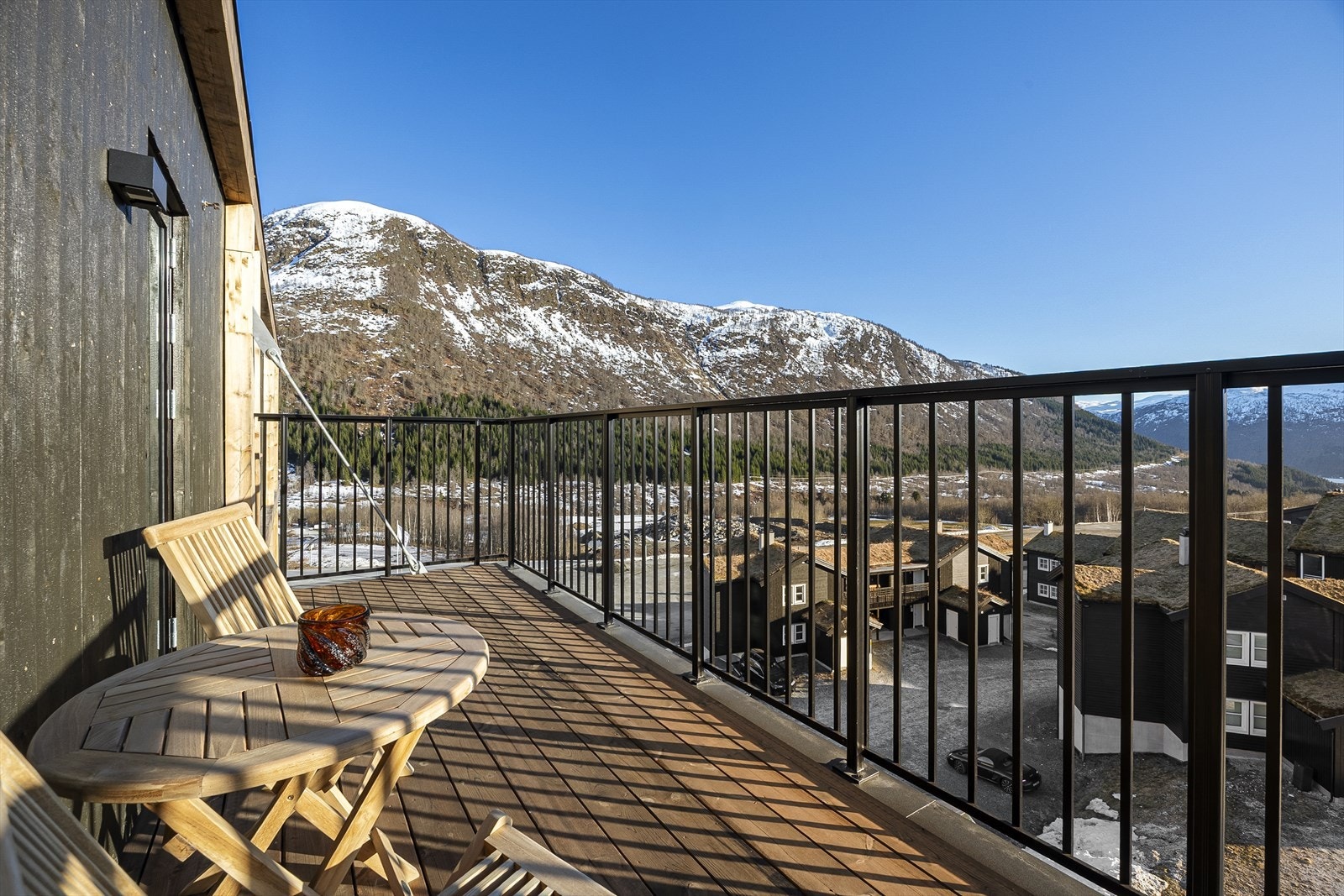 Suiten har en stor balkong på hele 10 kvm, hvor du kan nyte solen og omgivelsene rundt. Her er det godt med kveldssol! Galleribilde