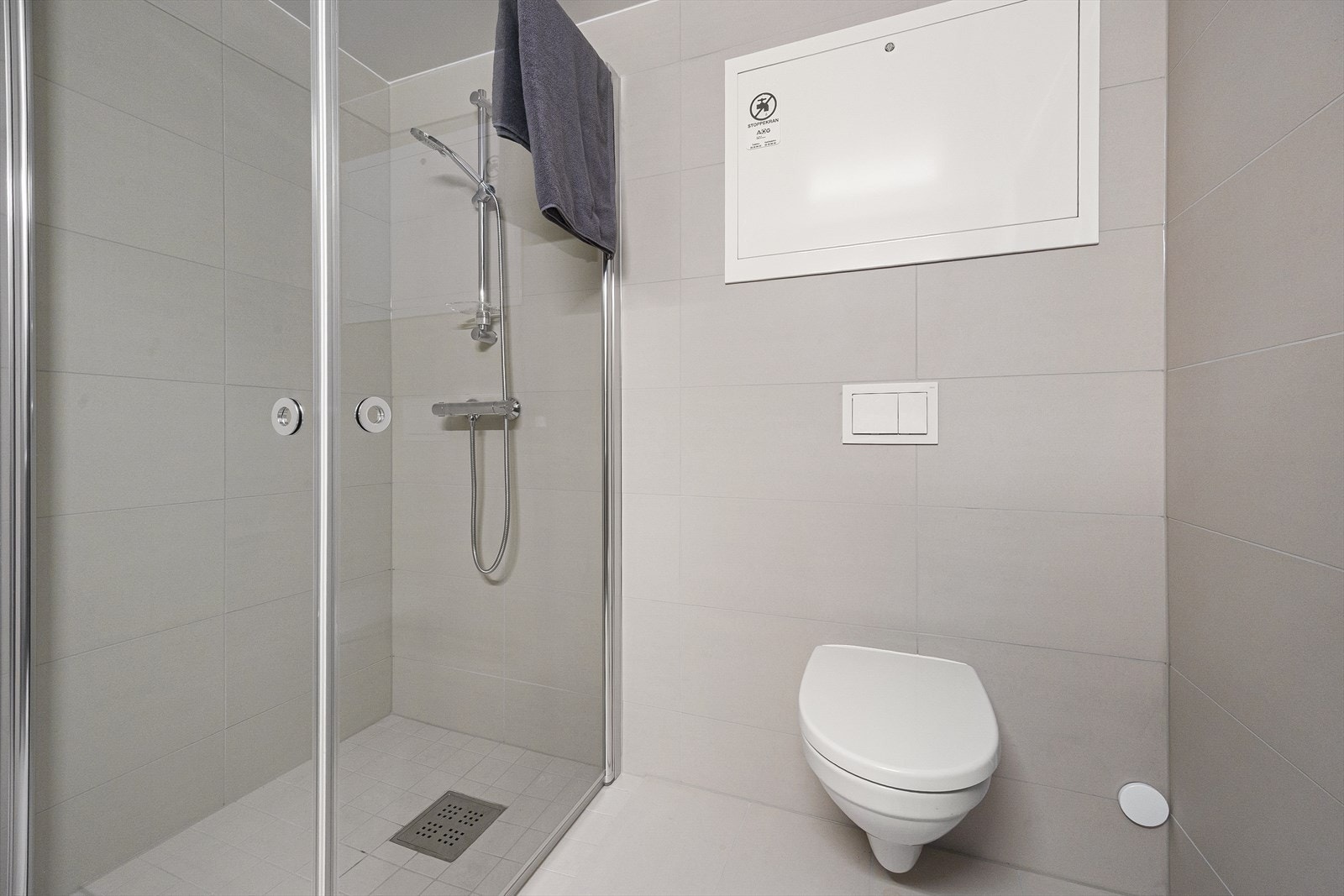 Badene er funksjonelle, med opplegg for vaskemaskin og elektriske varmekabler i gulvet som gir en behagelig varme. Galleribilde