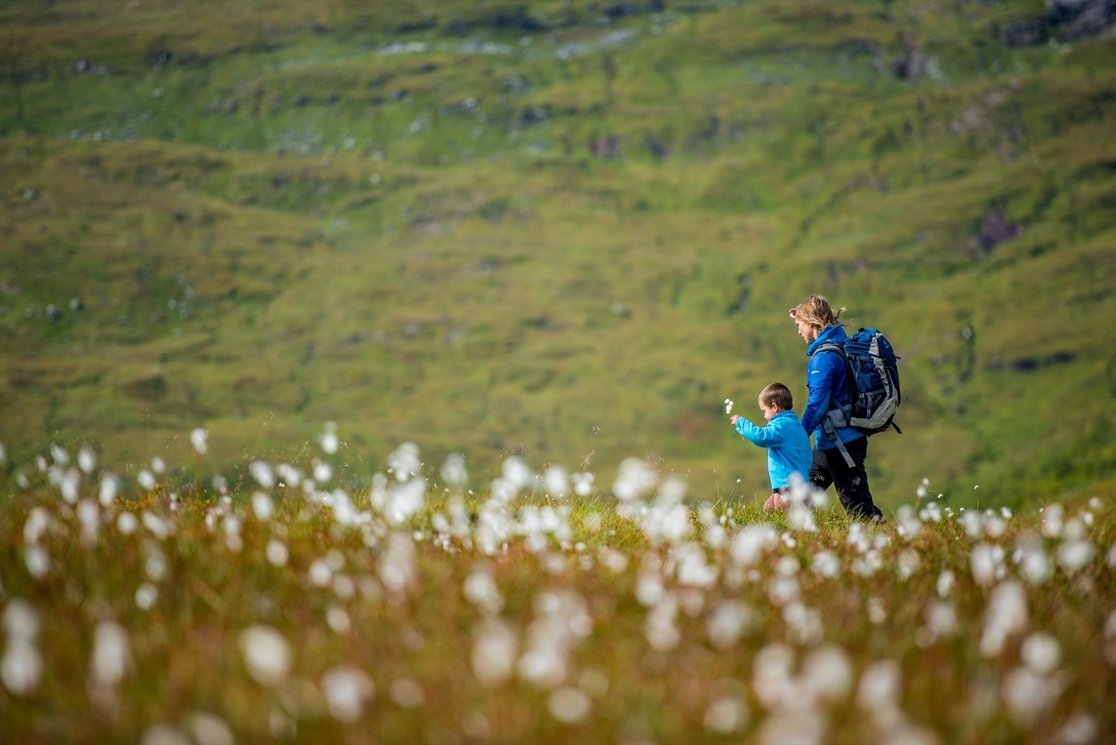 Her kan både små og store nyte de fine naturomgivelsene Myrkdalen har å by på! Sommer som vinter. Galleribilde