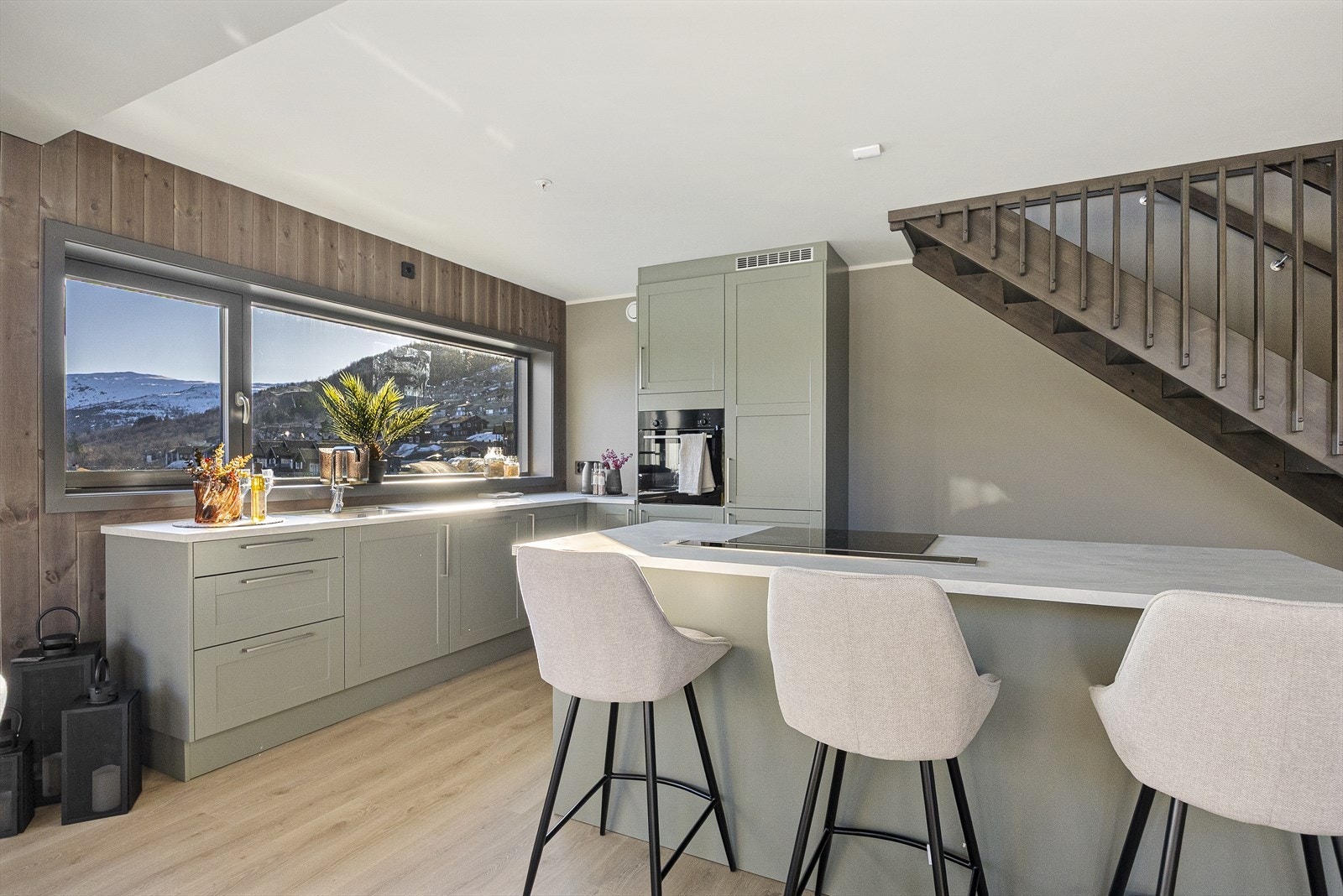 Kjøkkenet er av høy kvalitet og er levert av Sigdal. Det er slette og moderne fronter i en behagelig grønnfarge som gir en harmonisk følelse. Galleribilde