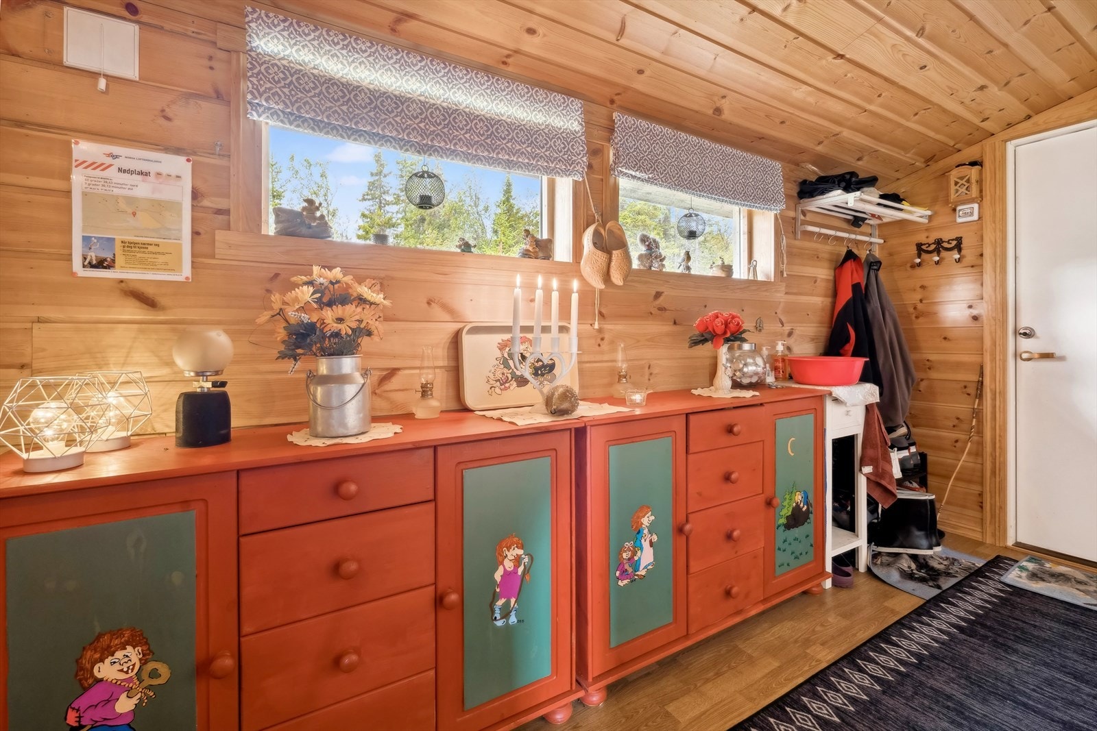 Du ønskes velkommen inn i en lun og hyggelig gang med plass til oppbevaring av både sko og yttertøy i rommet. Galleribilde
